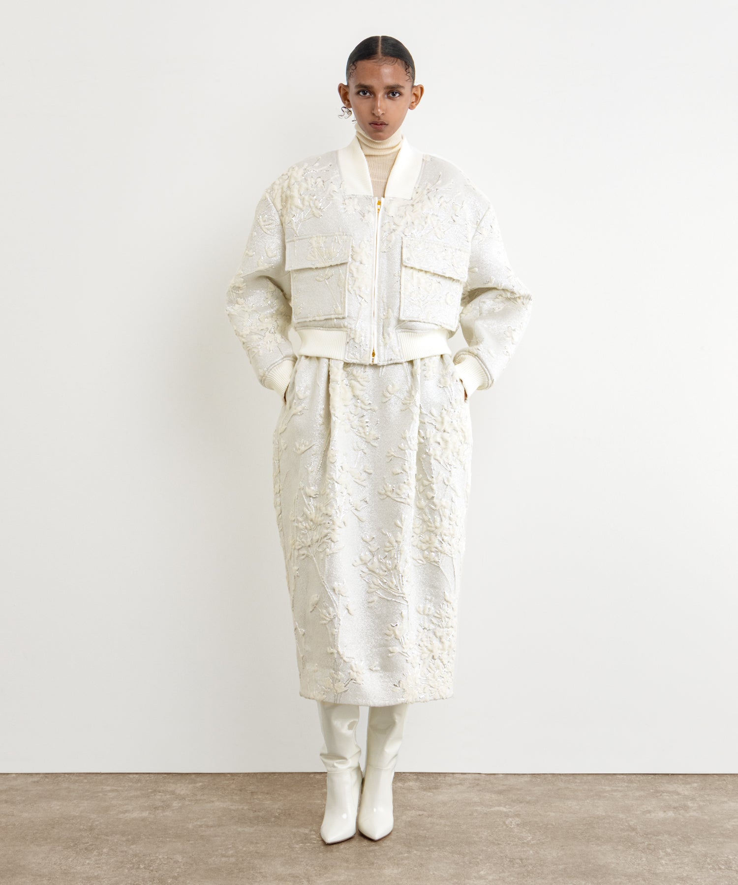 The model is 177 cm tall and is wearing a size 2 in White.