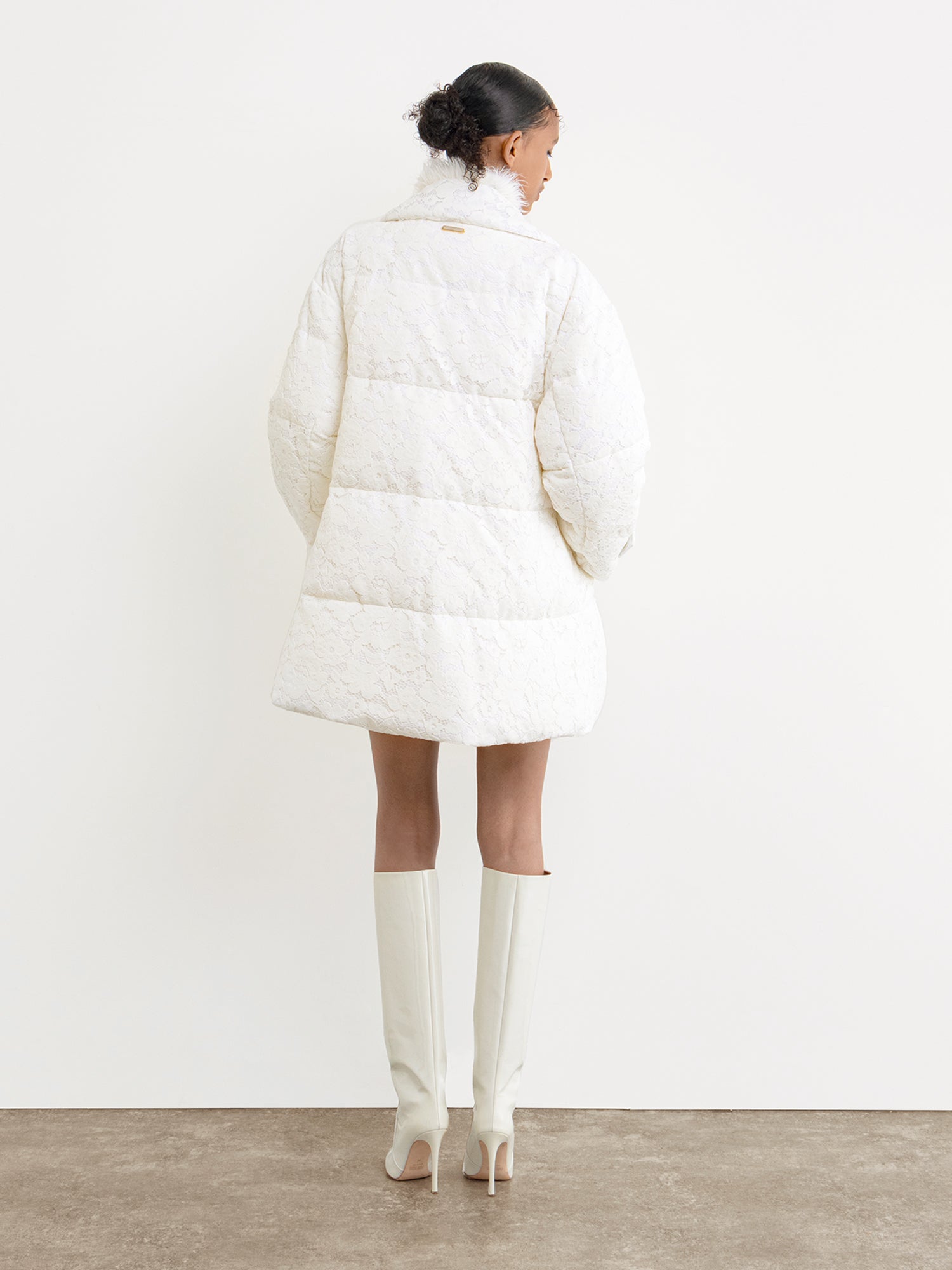 The model is 177 cm tall and is wearing a size 2 in White.