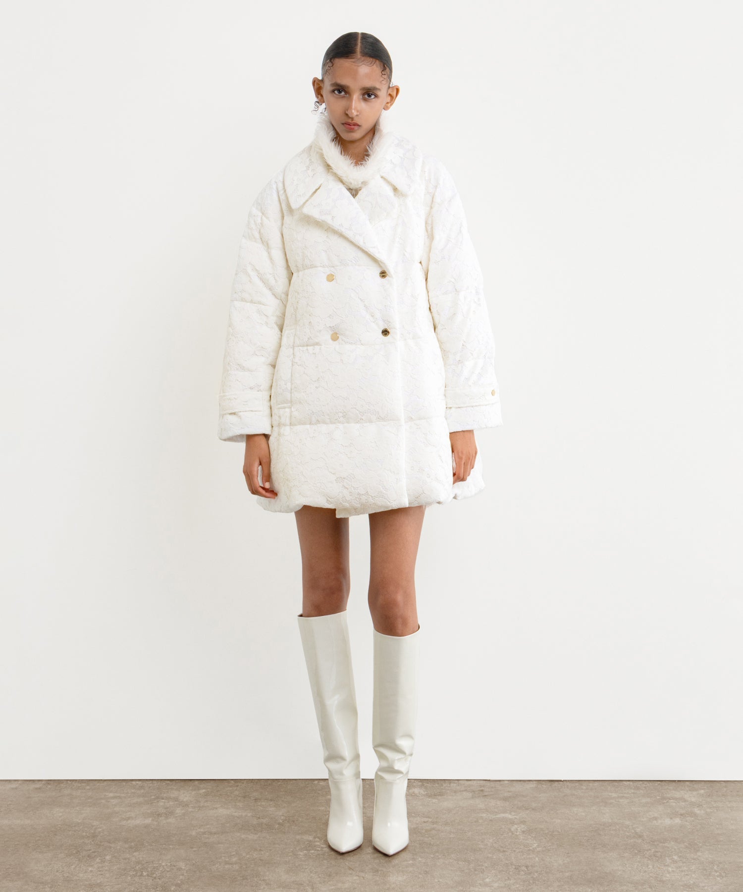 The model is 177 cm tall and is wearing a size 2 in White.