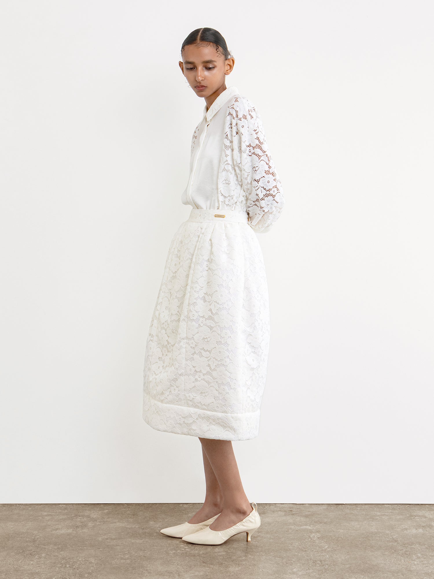 The model is 177 cm tall and is wearing a size 2 in White.