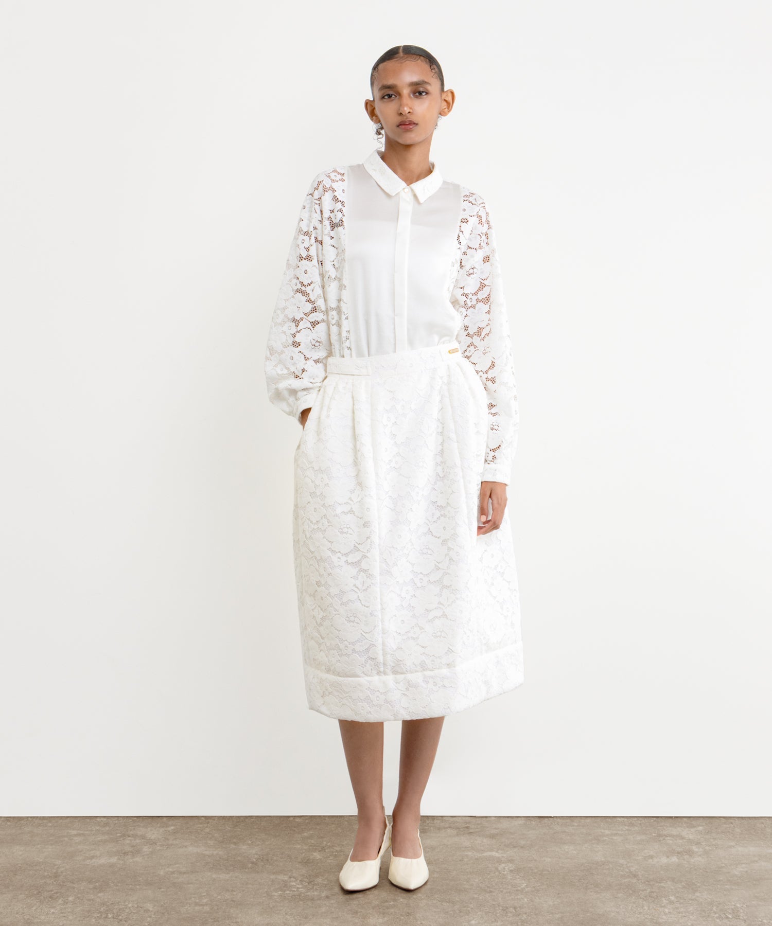 The model is 177 cm tall and is wearing a size 2 in White.