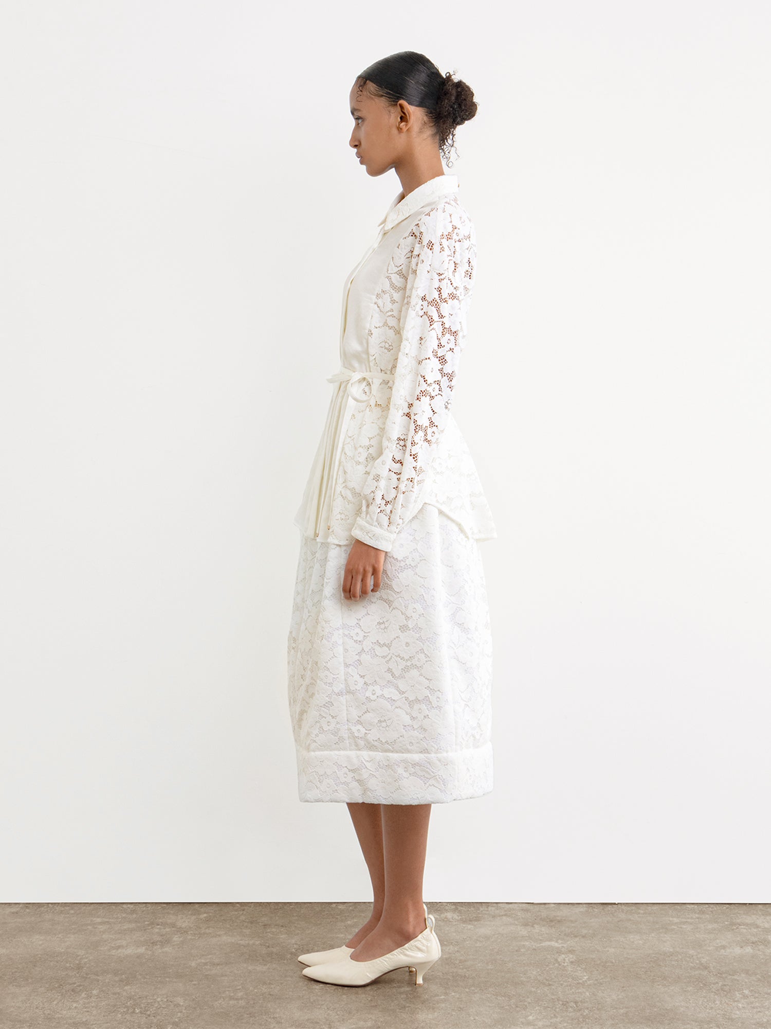 The model is 177 cm tall and is wearing a size 2 in White.