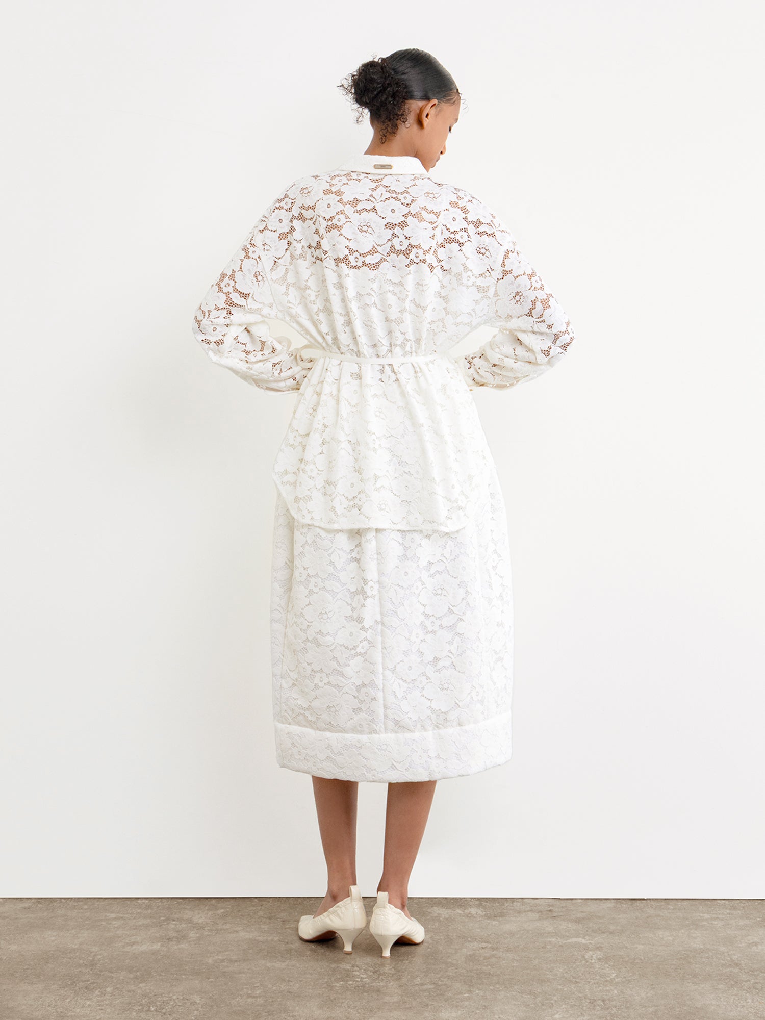 The model is 177 cm tall and is wearing a size 2 in White.