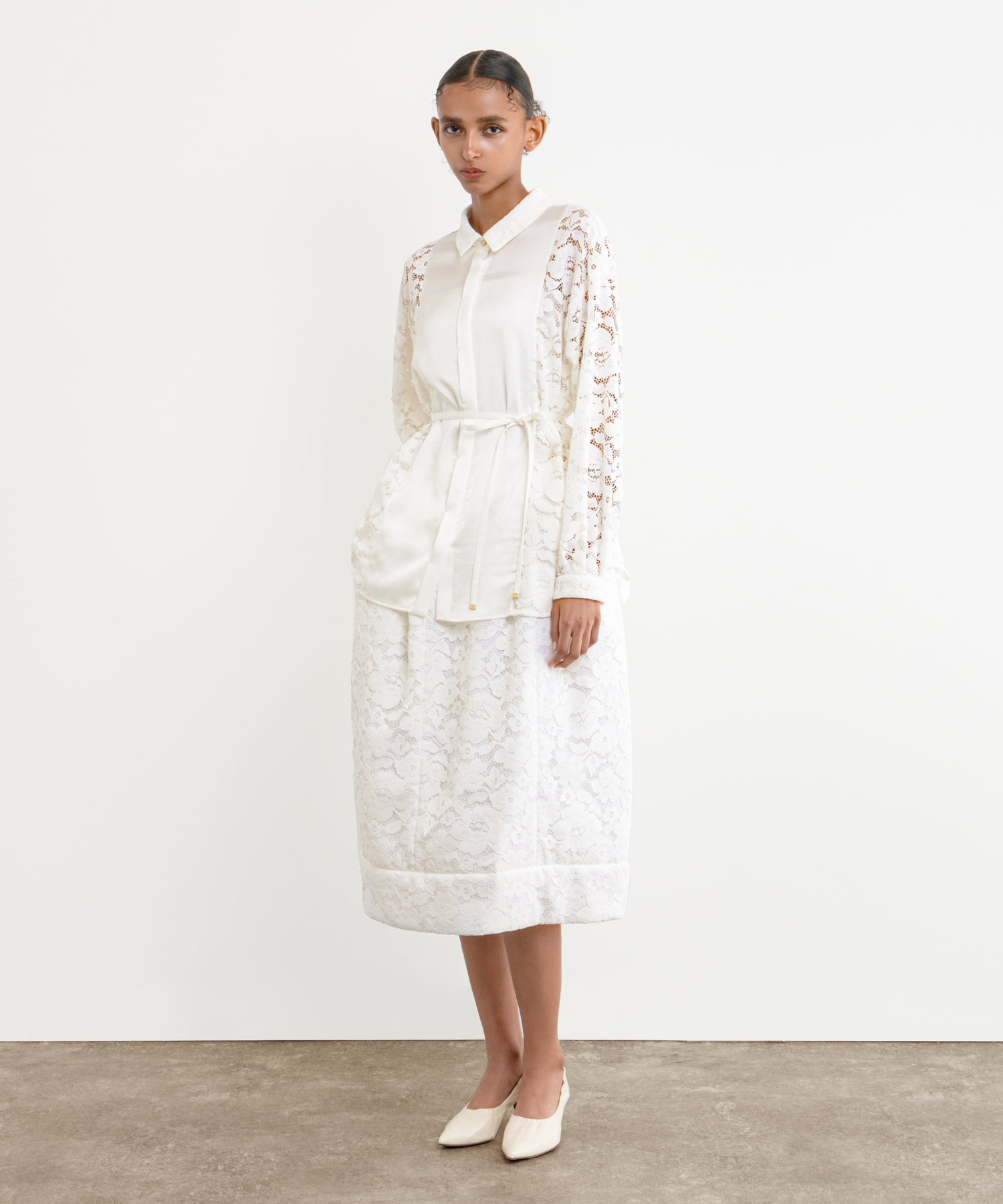 The model is 177 cm tall and is wearing a size 2 in White.