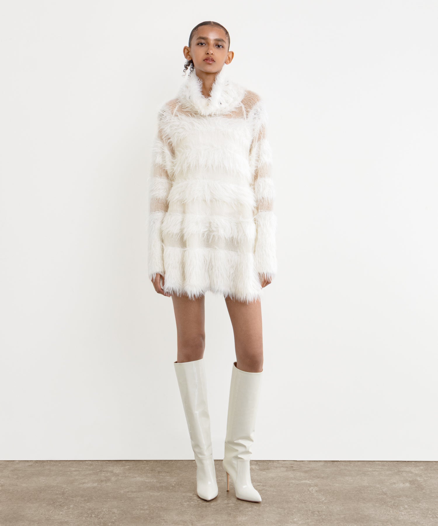 The model is 177 cm tall and is wearing a size 2 in White.