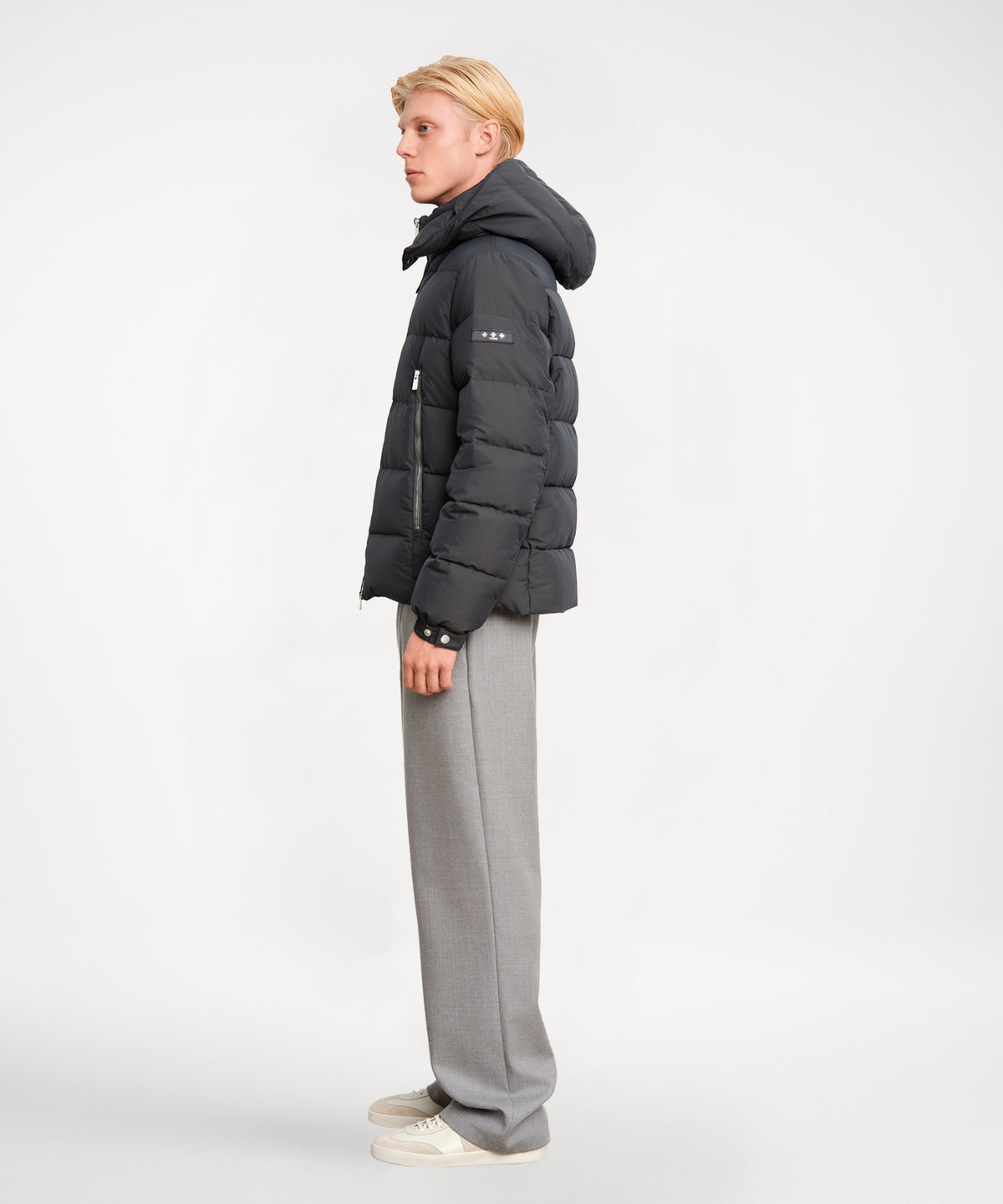 The model is 187 cm tall and is wearing a size 3 in CHARCOAL.