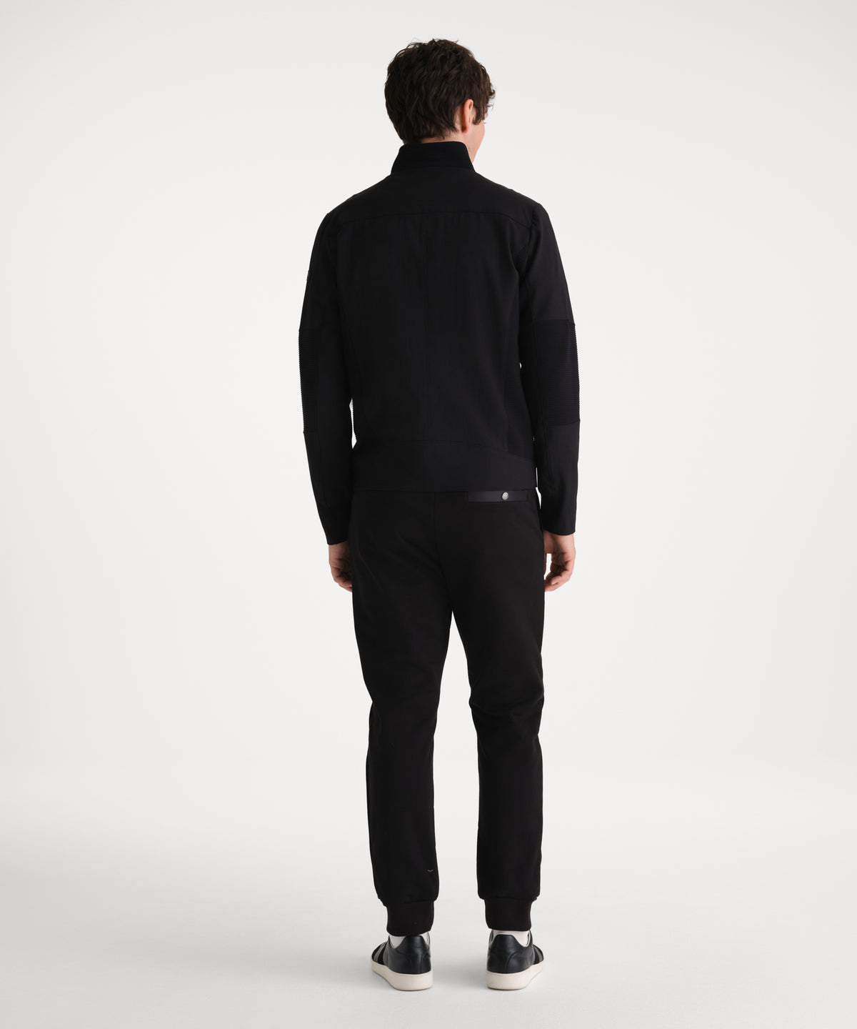 The model is 185 cm tall and is wearing a size 3 in BLACK.