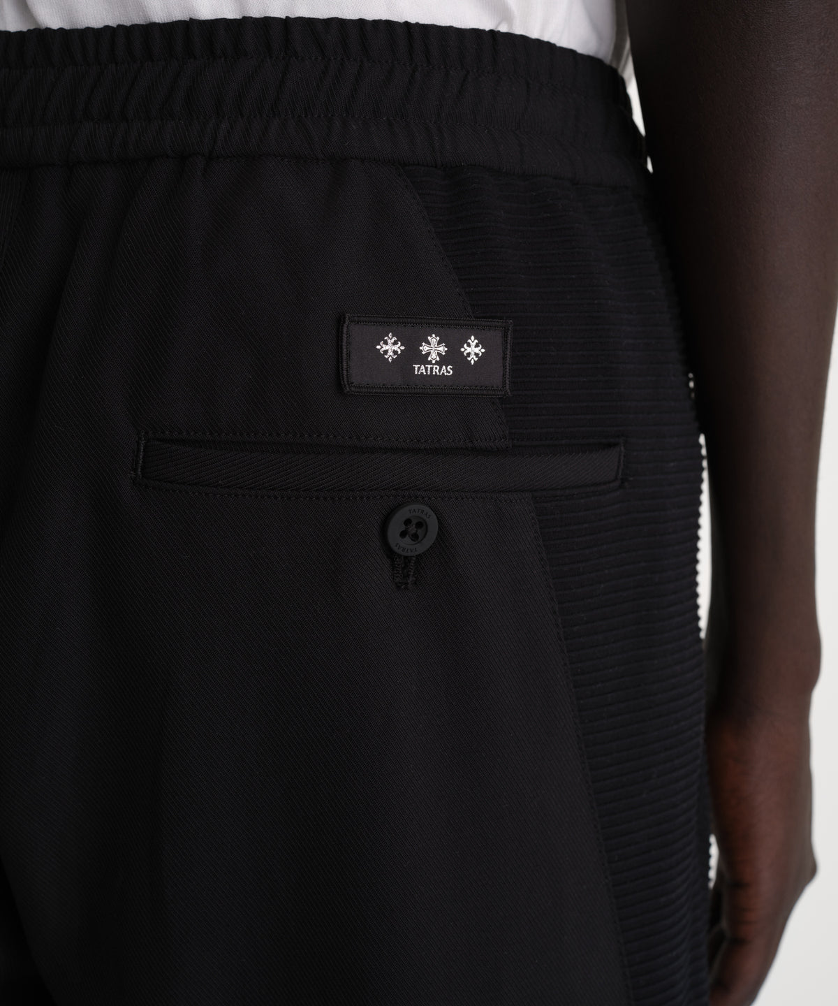 The model is 186 cm tall and is wearing a size 3 in BLACK.