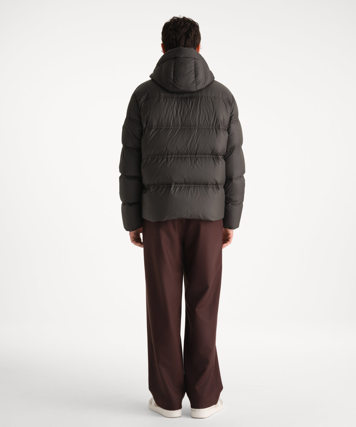 The model is 185 cm tall and is wearing a size 3 in KHAKI.