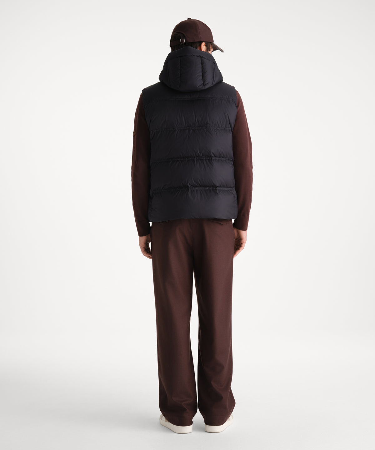 The model is 185 cm tall and is wearing a size 3 in BLACK.
