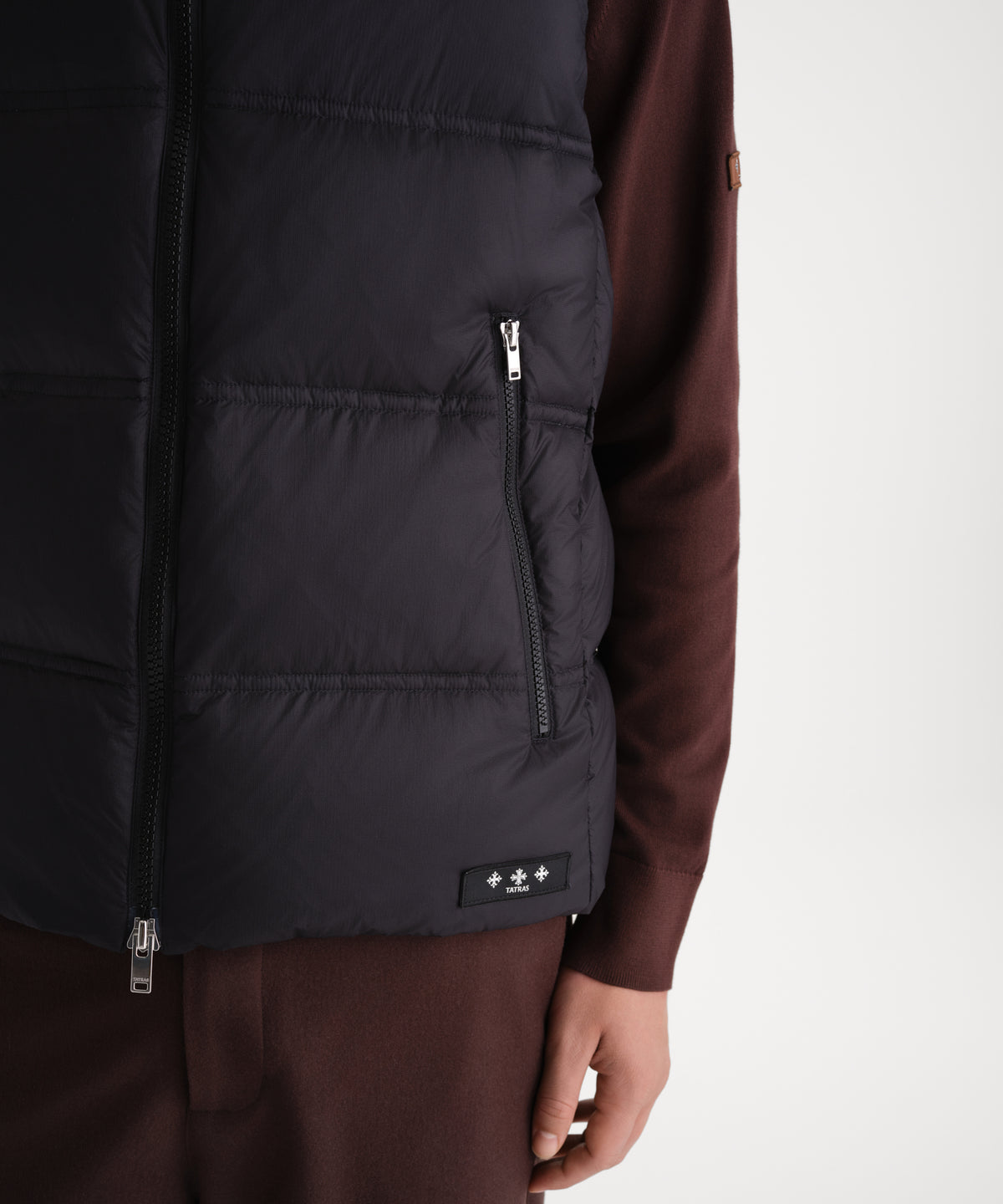 The model is 185 cm tall and is wearing a size 3 in BLACK.