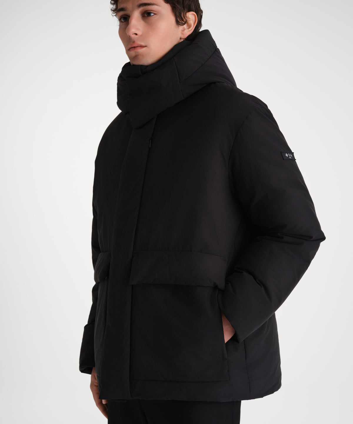 Il modello è alto 185 cm e indossa una taglia 3 in NERO.