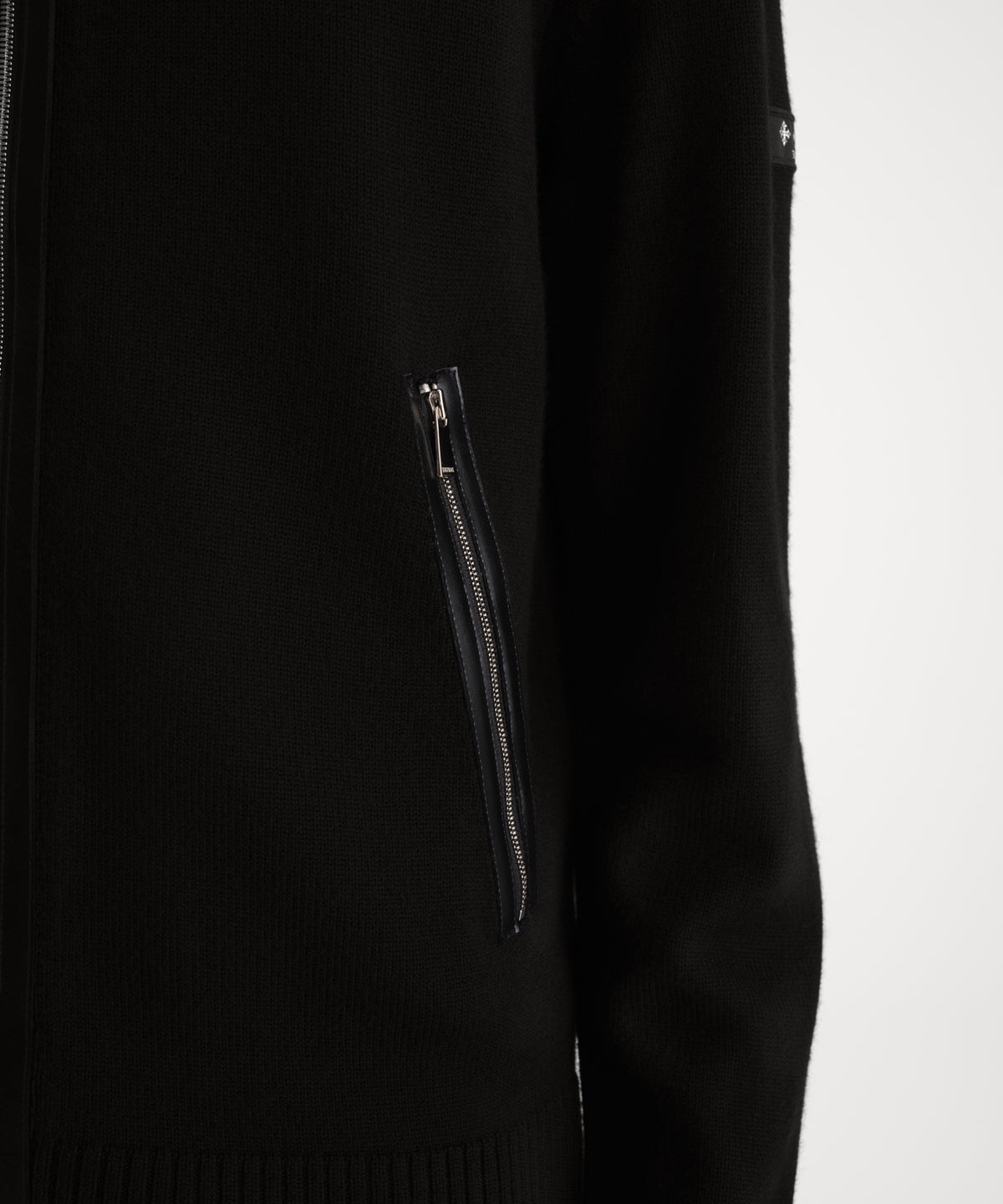 The model is 186 cm tall and is wearing a size 3 in BLACK.