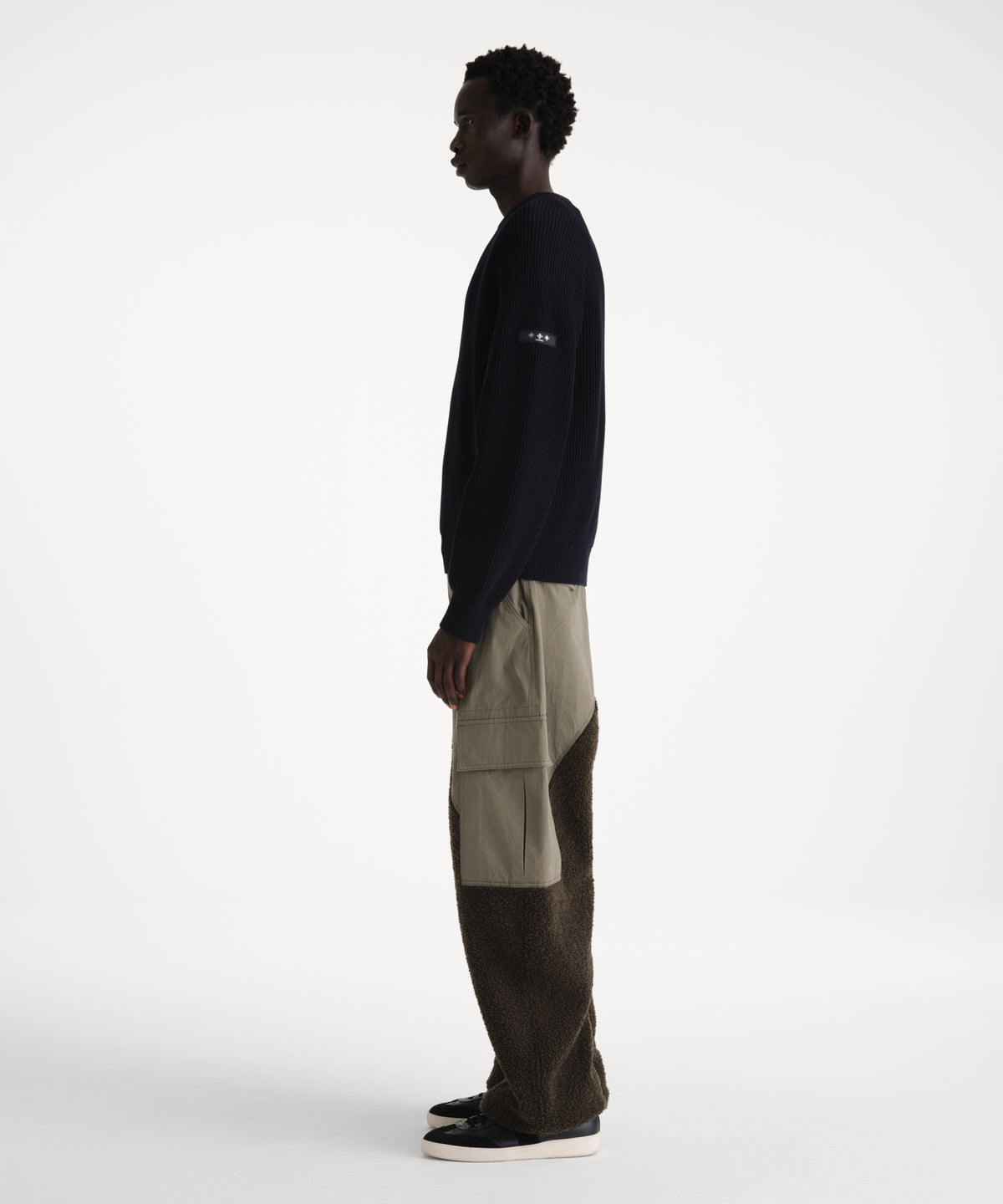 Il modello è alto 186 cm e indossa una taglia 3 in NAVY SCURO.