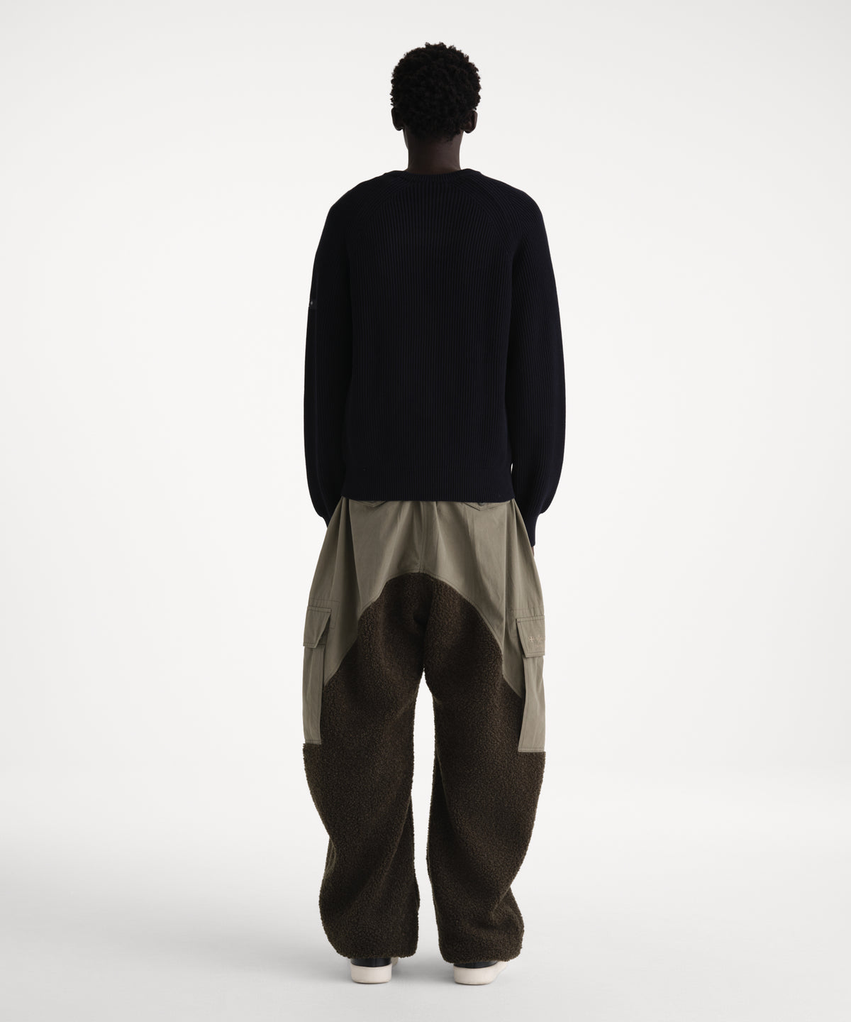 Il modello è alto 186 cm e indossa una taglia 3 in NAVY SCURO.