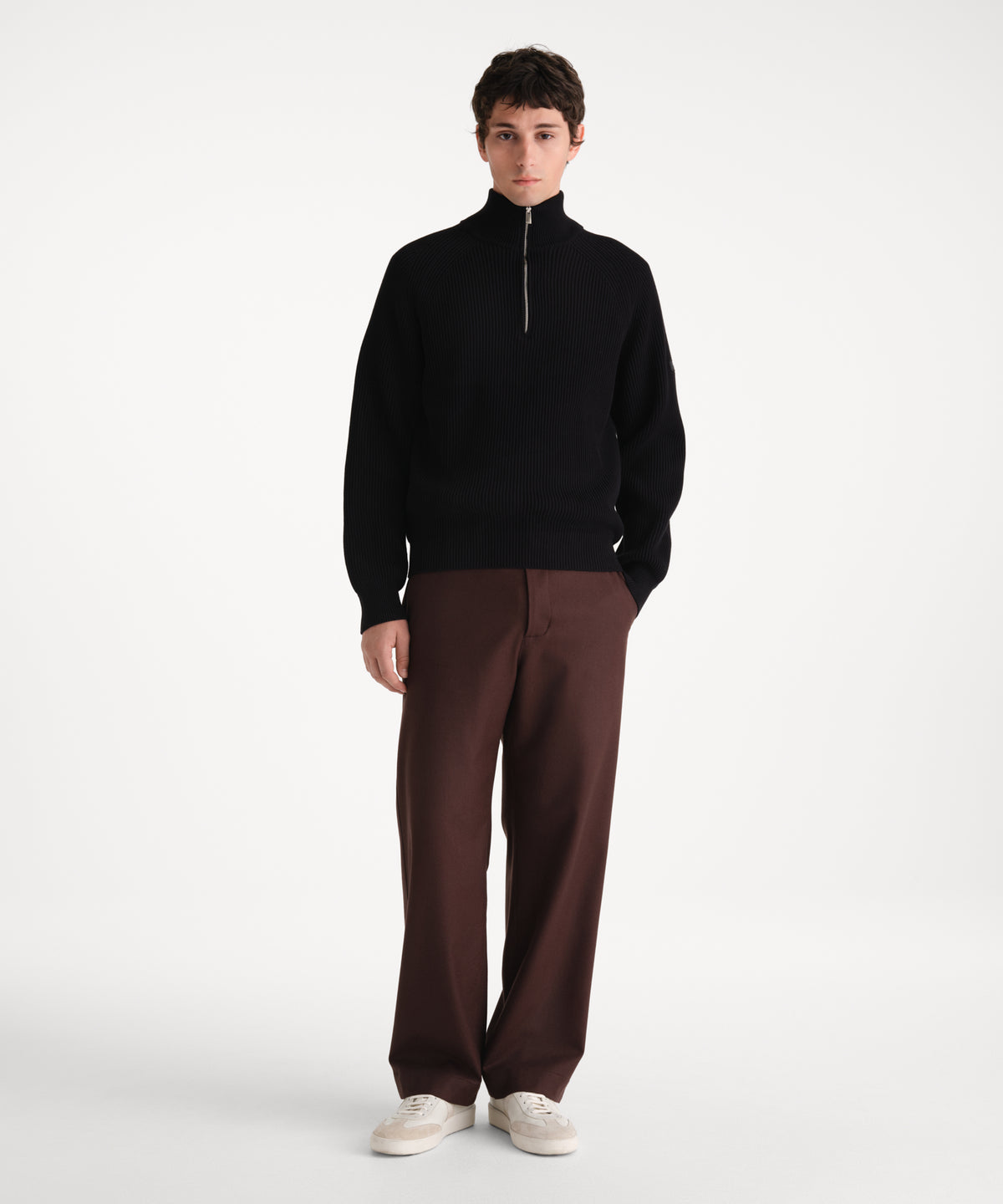 Il modello è alto 185 cm e indossa una taglia 3 in NERO.