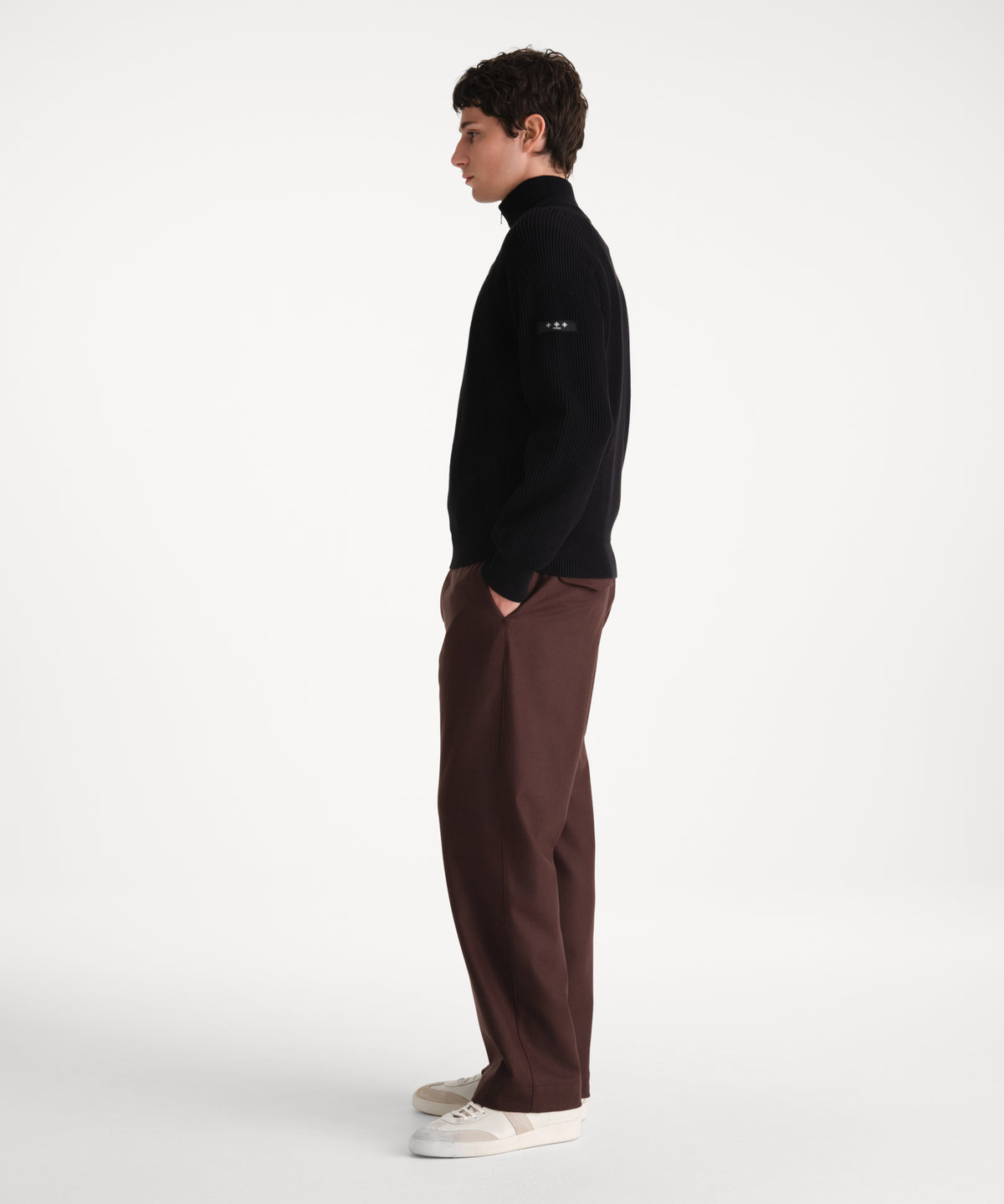Il modello è alto 185 cm e indossa una taglia 3 in NERO.
