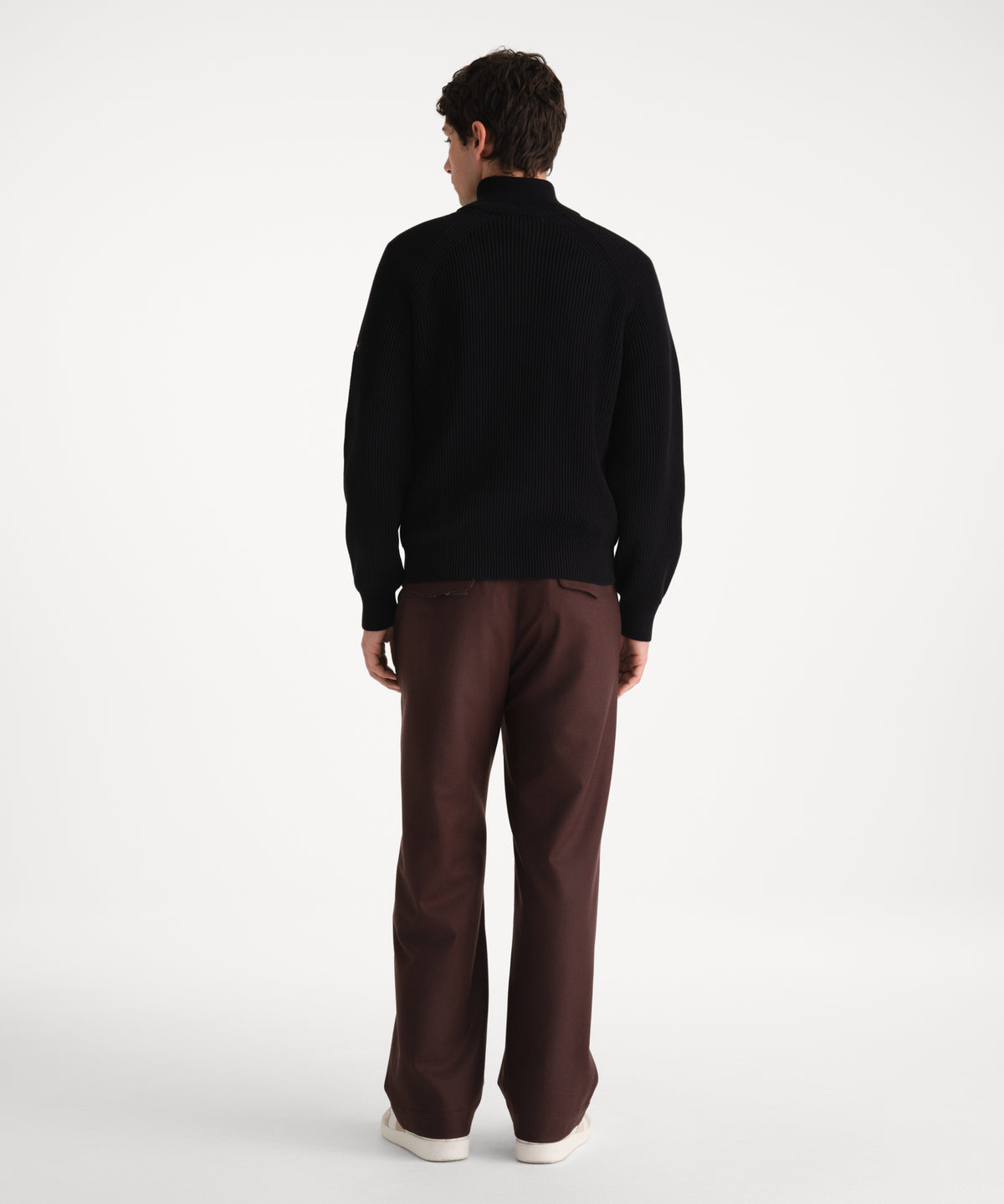 Il modello è alto 185 cm e indossa una taglia 3 in NERO.