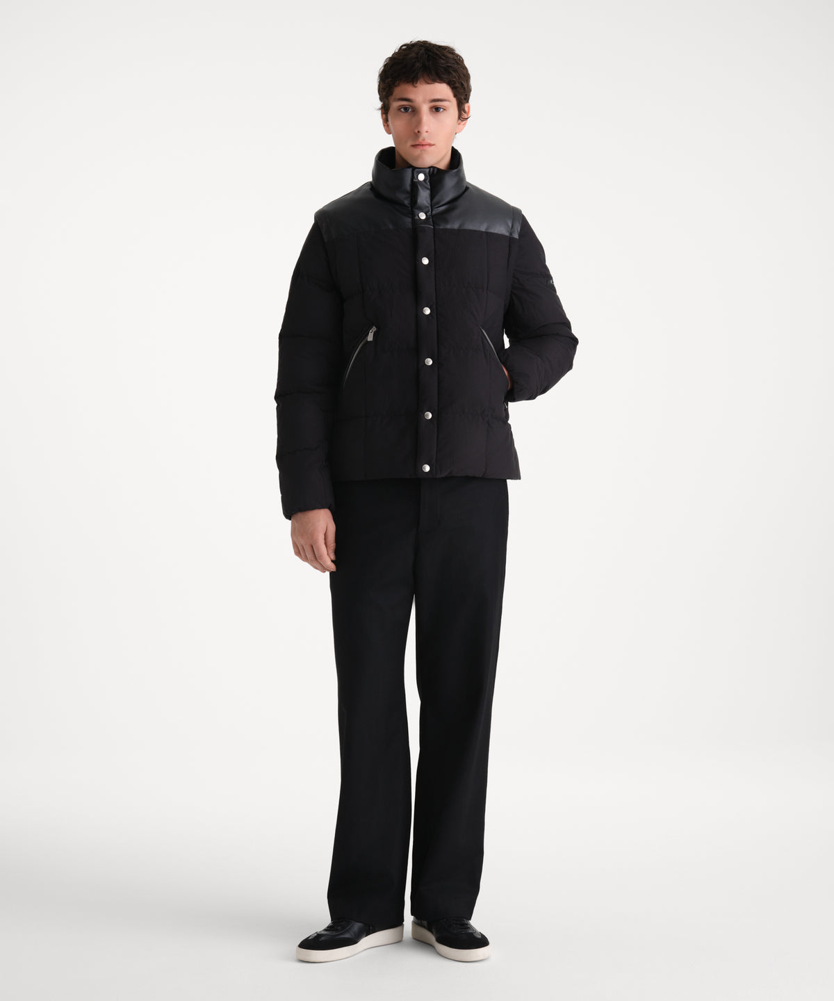 Il modello è alto 185 cm e indossa una taglia 3 in NERO.