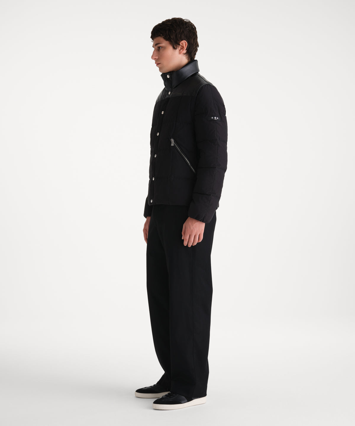 Il modello è alto 185 cm e indossa una taglia 3 in NERO.