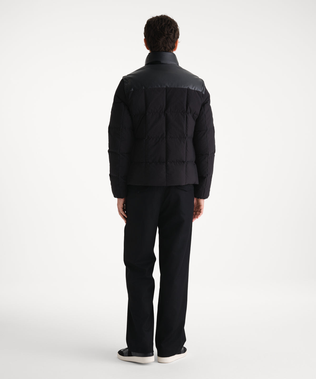 Il modello è alto 185 cm e indossa una taglia 3 in NERO.