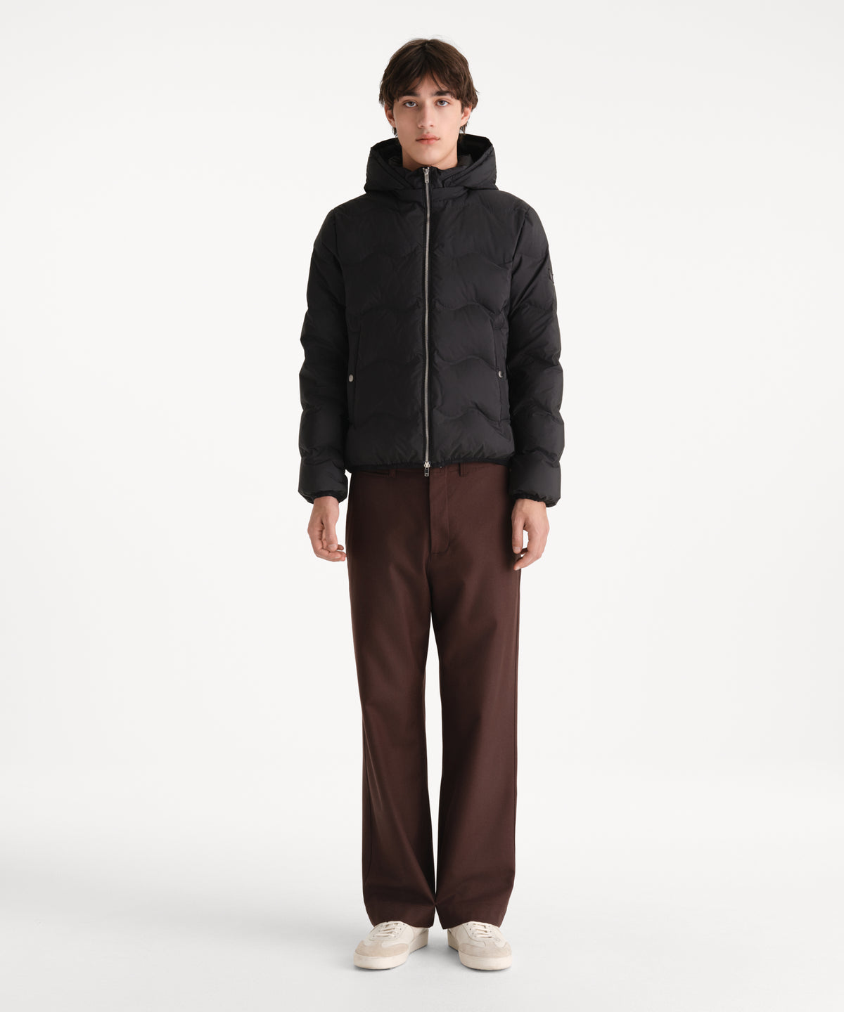 The model is 190 cm tall and is wearing a size 3 in BLACK.