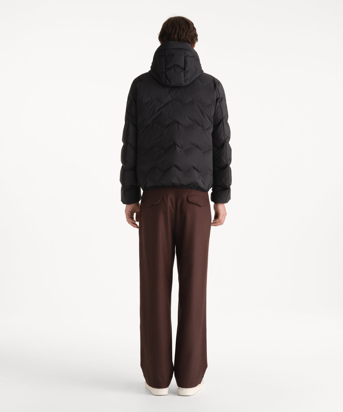 The model is 190 cm tall and is wearing a size 3 in BLACK.