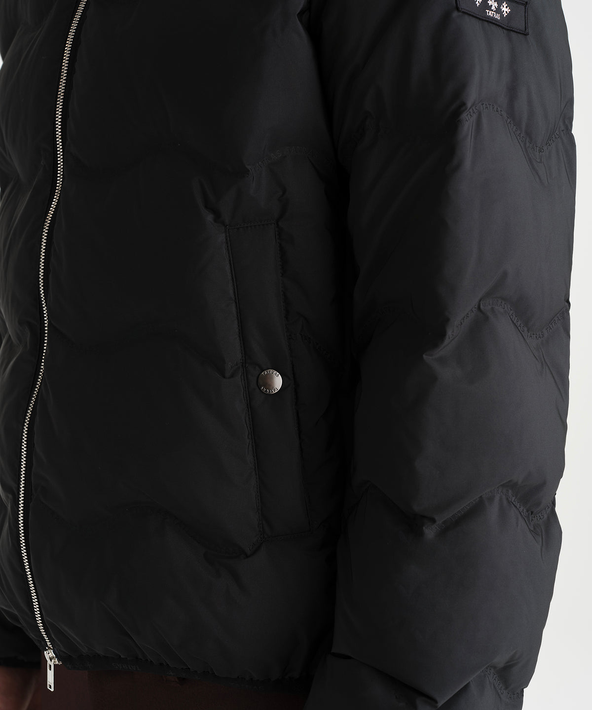 The model is 190 cm tall and is wearing a size 3 in BLACK.