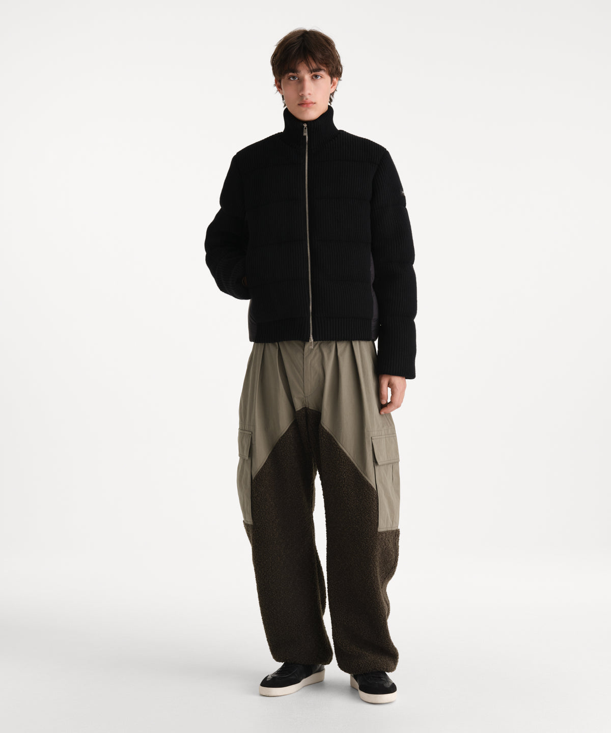 The model is 190 cm tall and is wearing a size 3 in BLACK.
