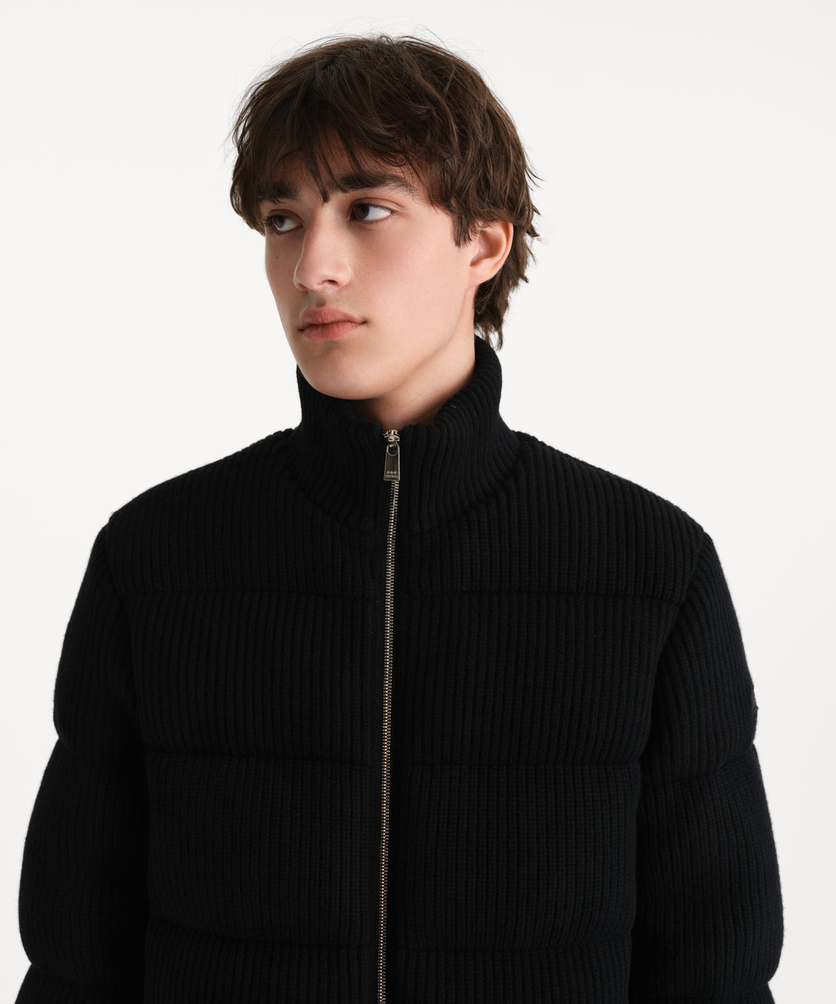 The model is 190 cm tall and is wearing a size 3 in BLACK.