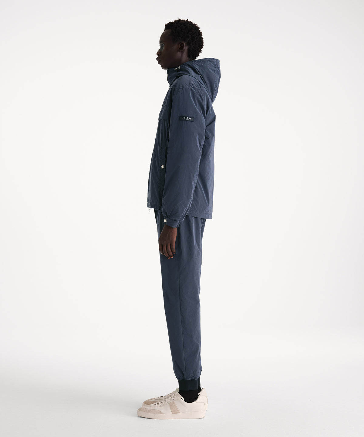 Il modello è alto 186 cm e indossa una taglia 3 in NAVY.