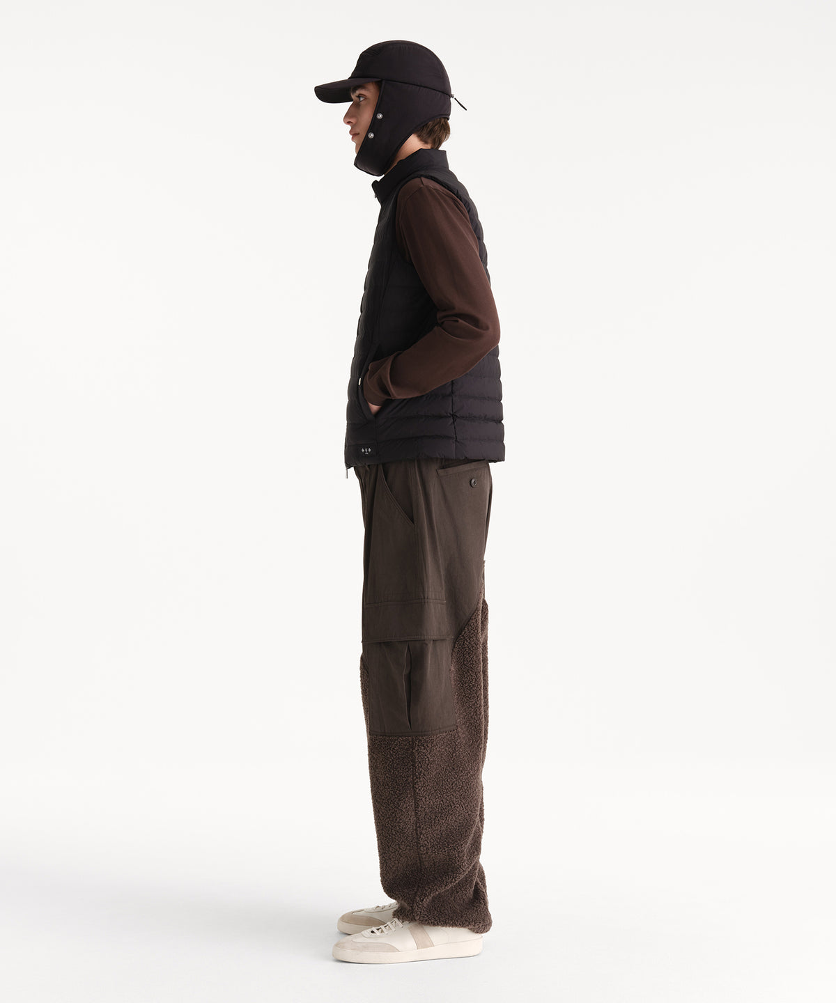 Il modello è alto 190 cm e indossa una taglia unica in NERO.