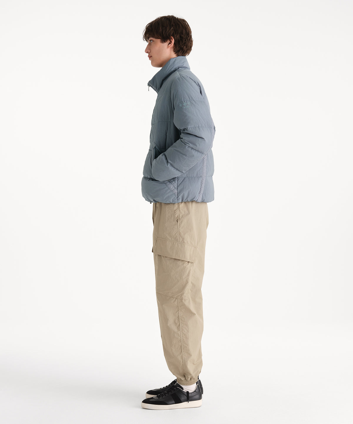 Il modello è alto 190 cm e indossa una taglia 3 in GRIGIO.