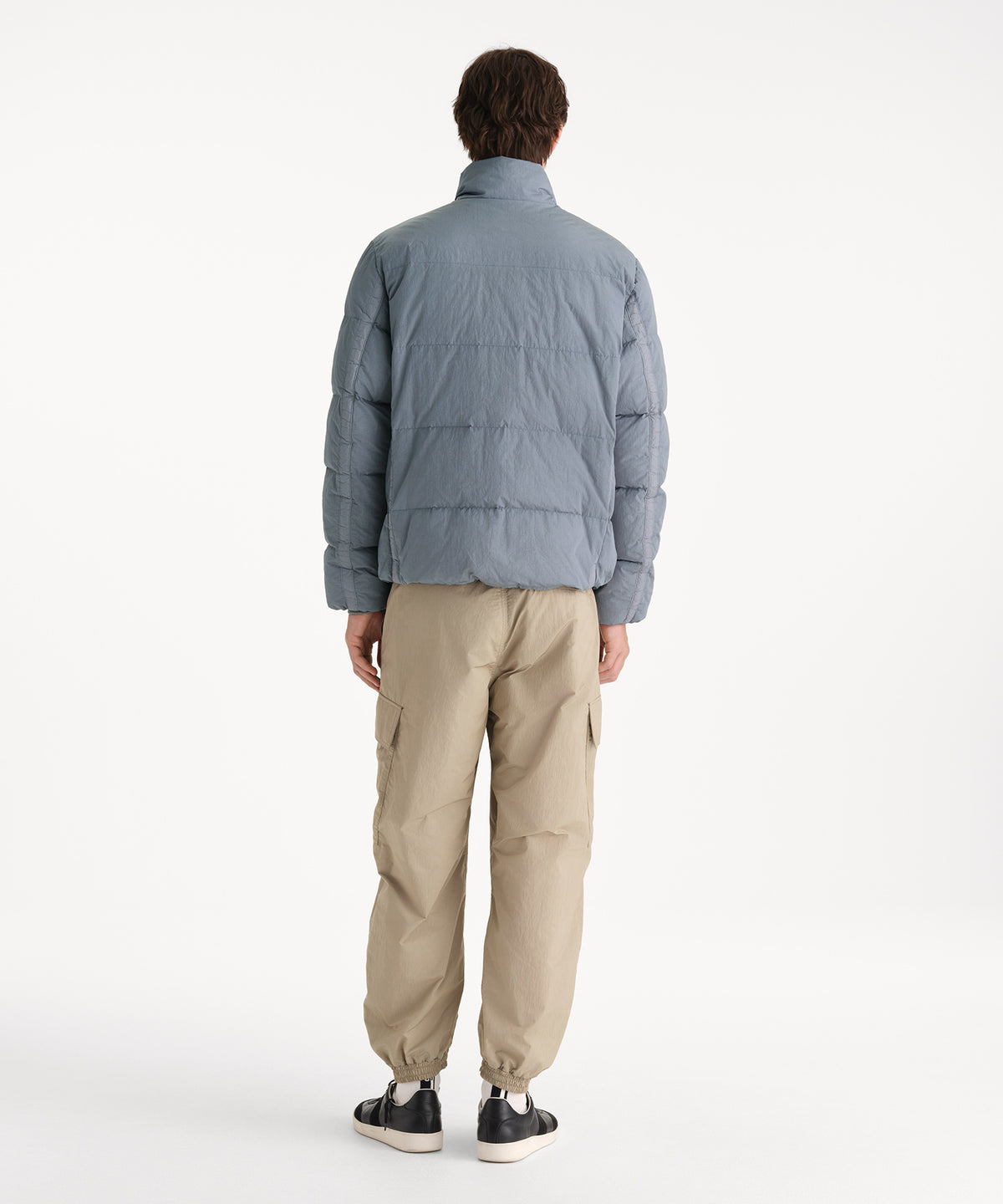 Il modello è alto 190 cm e indossa una taglia 3 in GRIGIO.