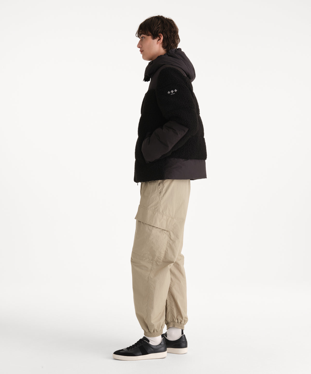 The model is 190 cm tall and is wearing a size 3 in BLACK.