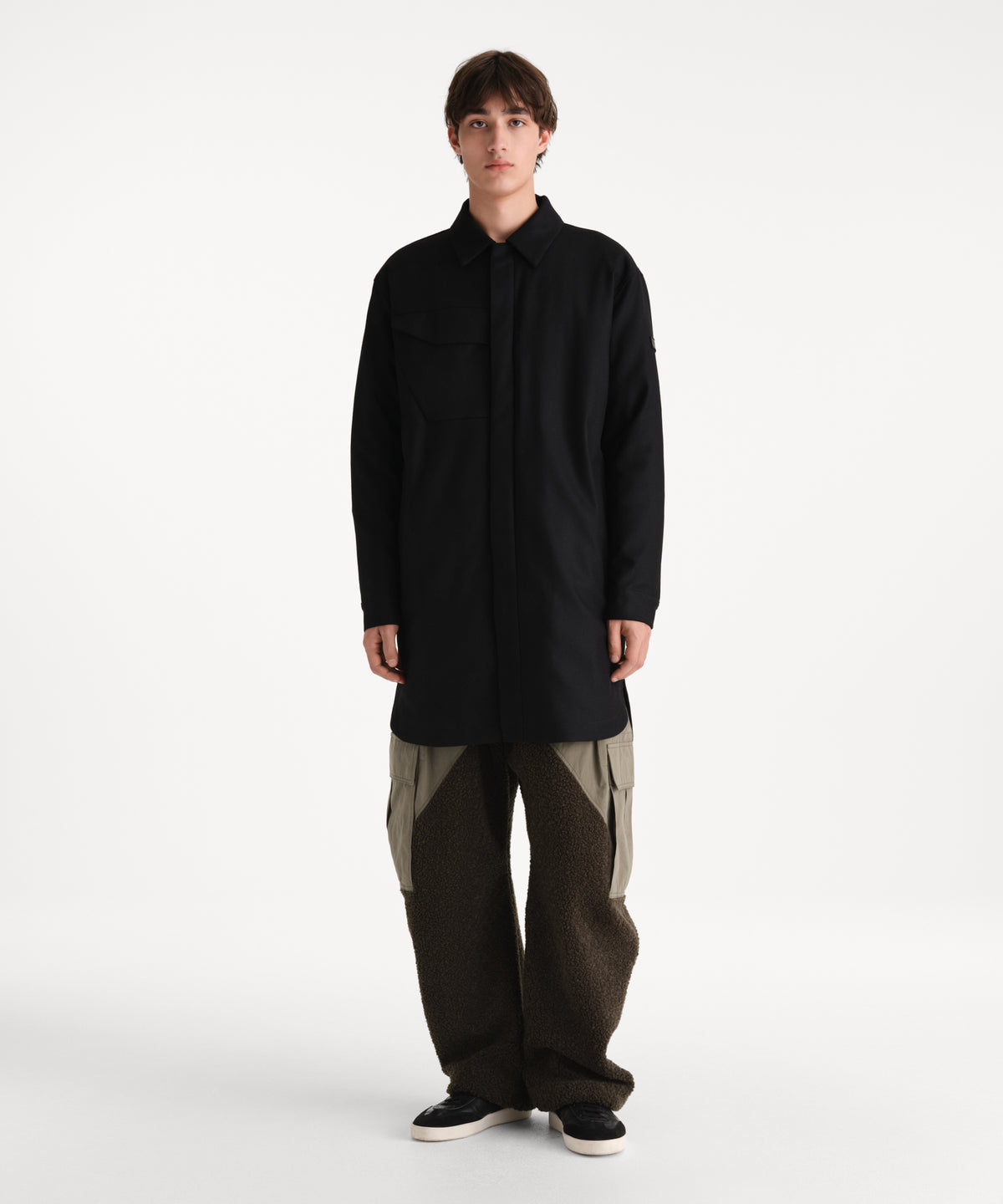 Il modello è alto 190 cm e indossa una taglia 3 in NERO.