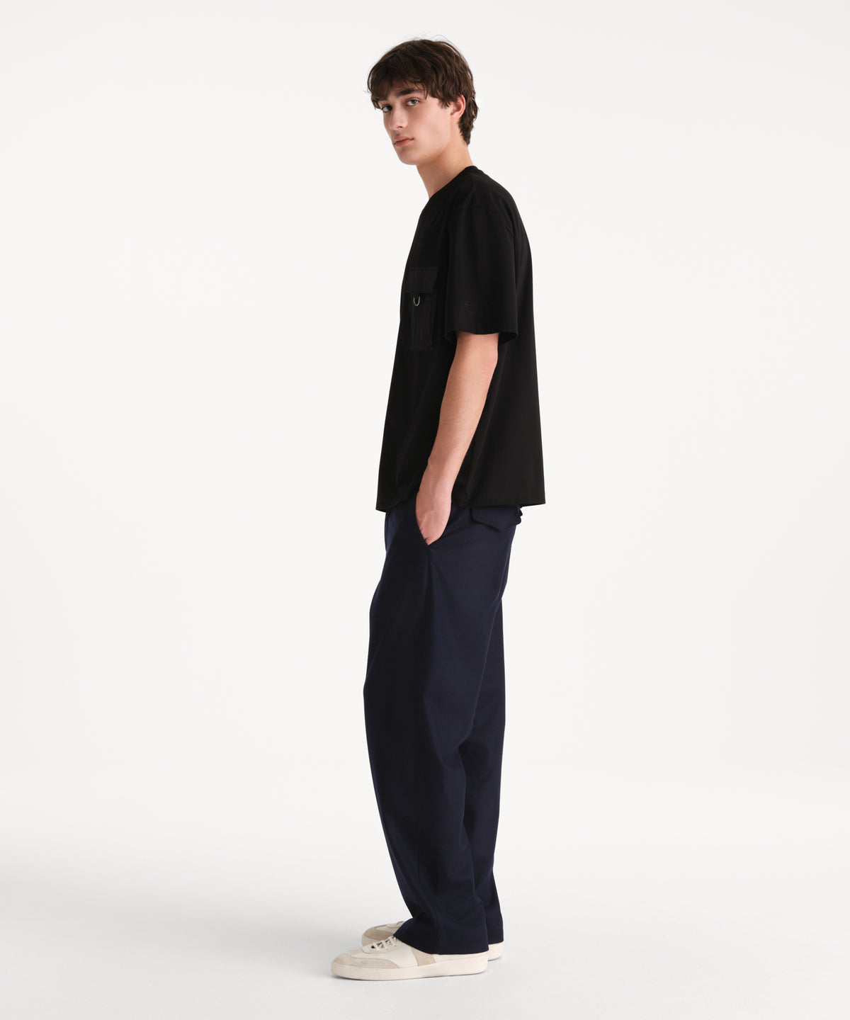 The model is 190 cm tall and is wearing a size 3 in BLACK.