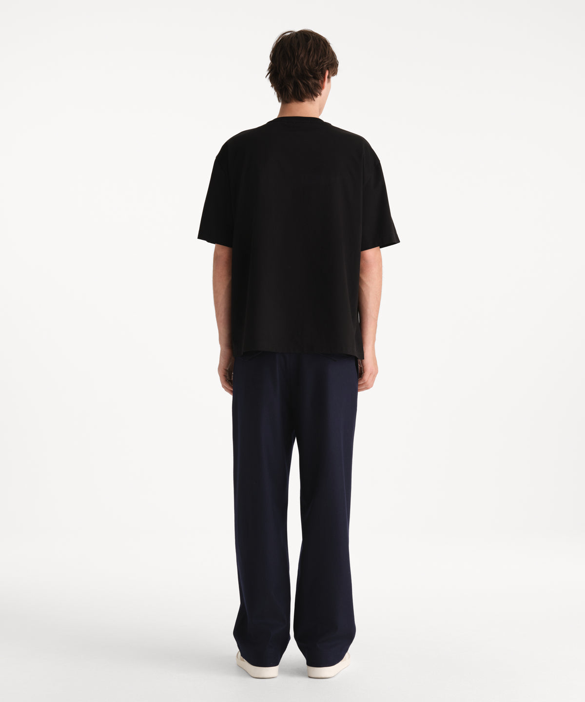 The model is 190 cm tall and is wearing a size 3 in BLACK.