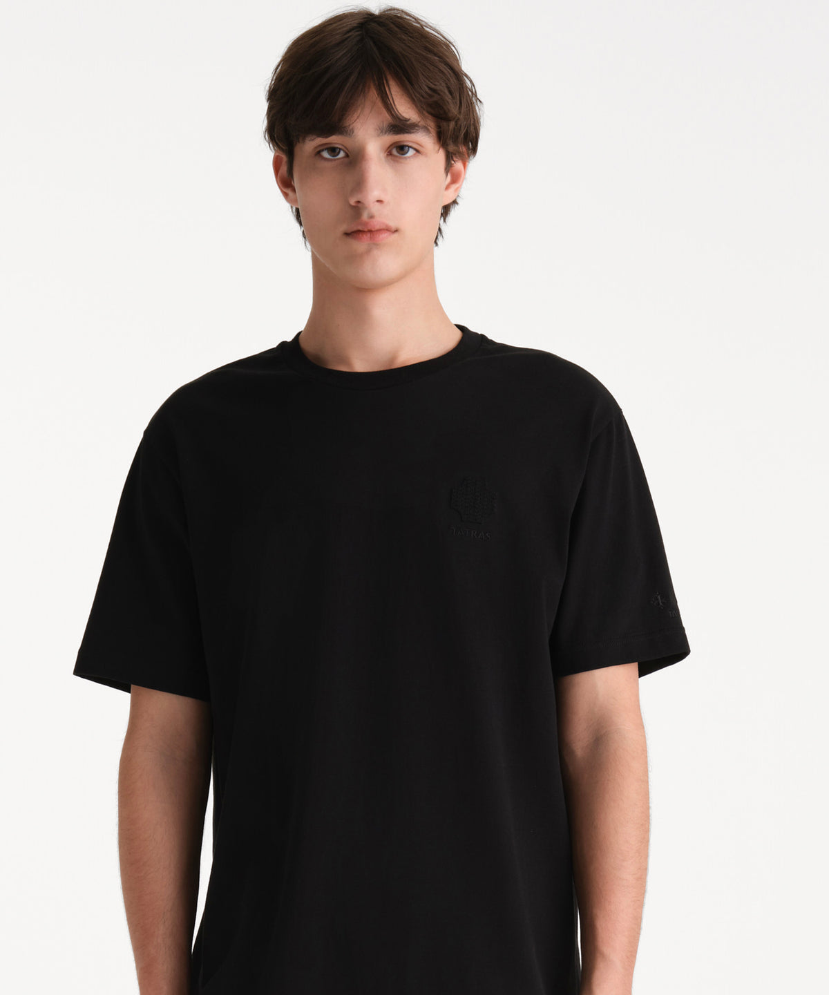 Il modello è alto 190 cm e indossa una taglia 3 in NERO.