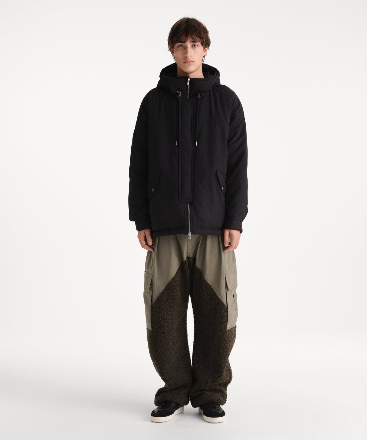The model is 190 cm tall and is wearing a size 3 in BLACK.