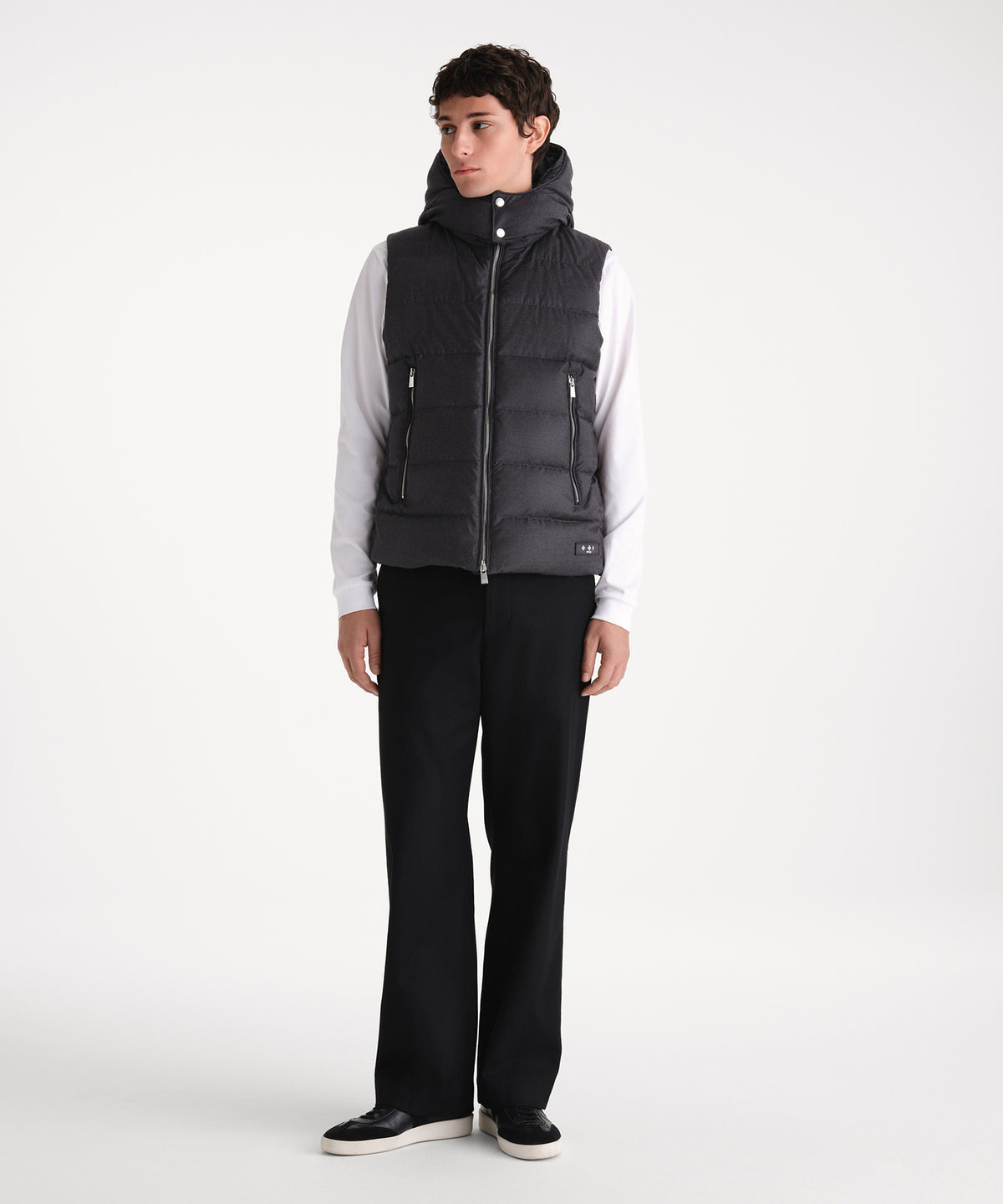 The model is 185 cm tall and is wearing a size 3 in CHARCOAL.