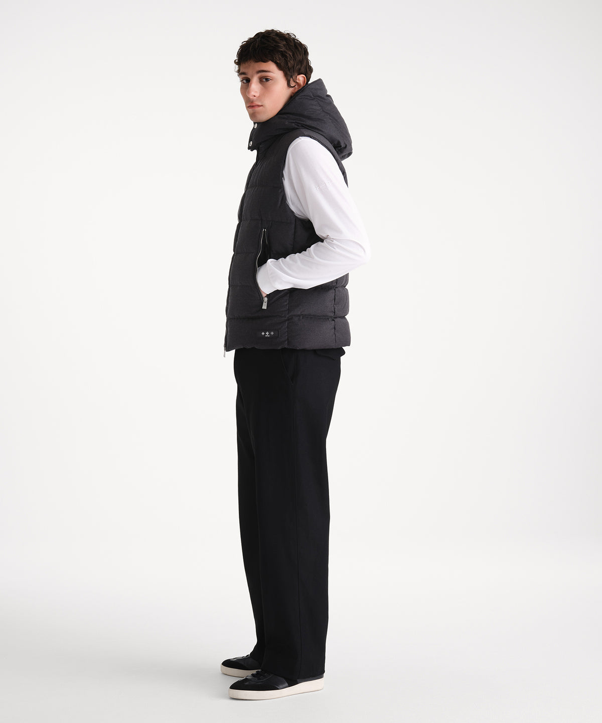 The model is 185 cm tall and is wearing a size 3 in CHARCOAL.