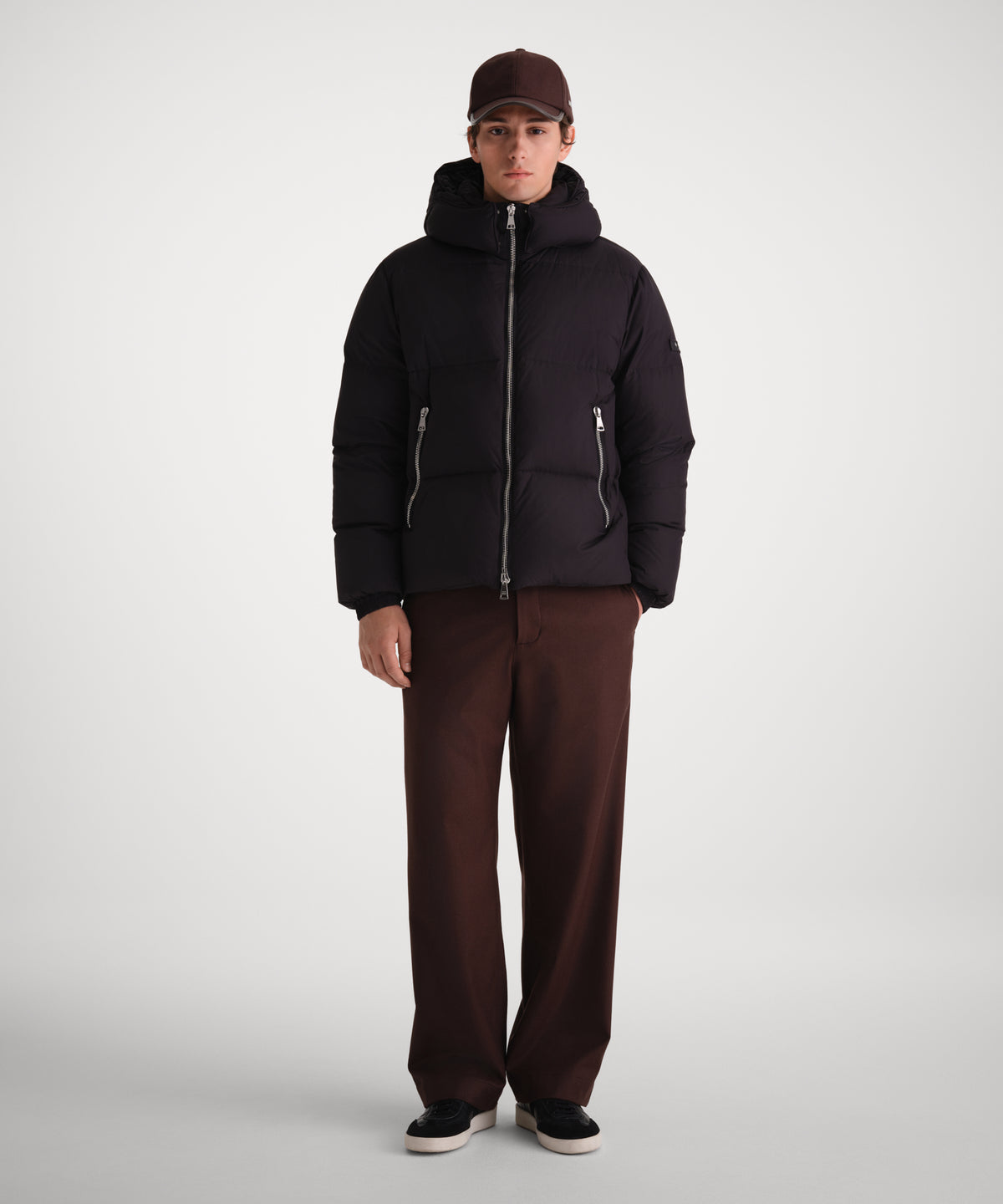 Il modello è alto 185 cm e indossa una taglia unica in MARRONE.