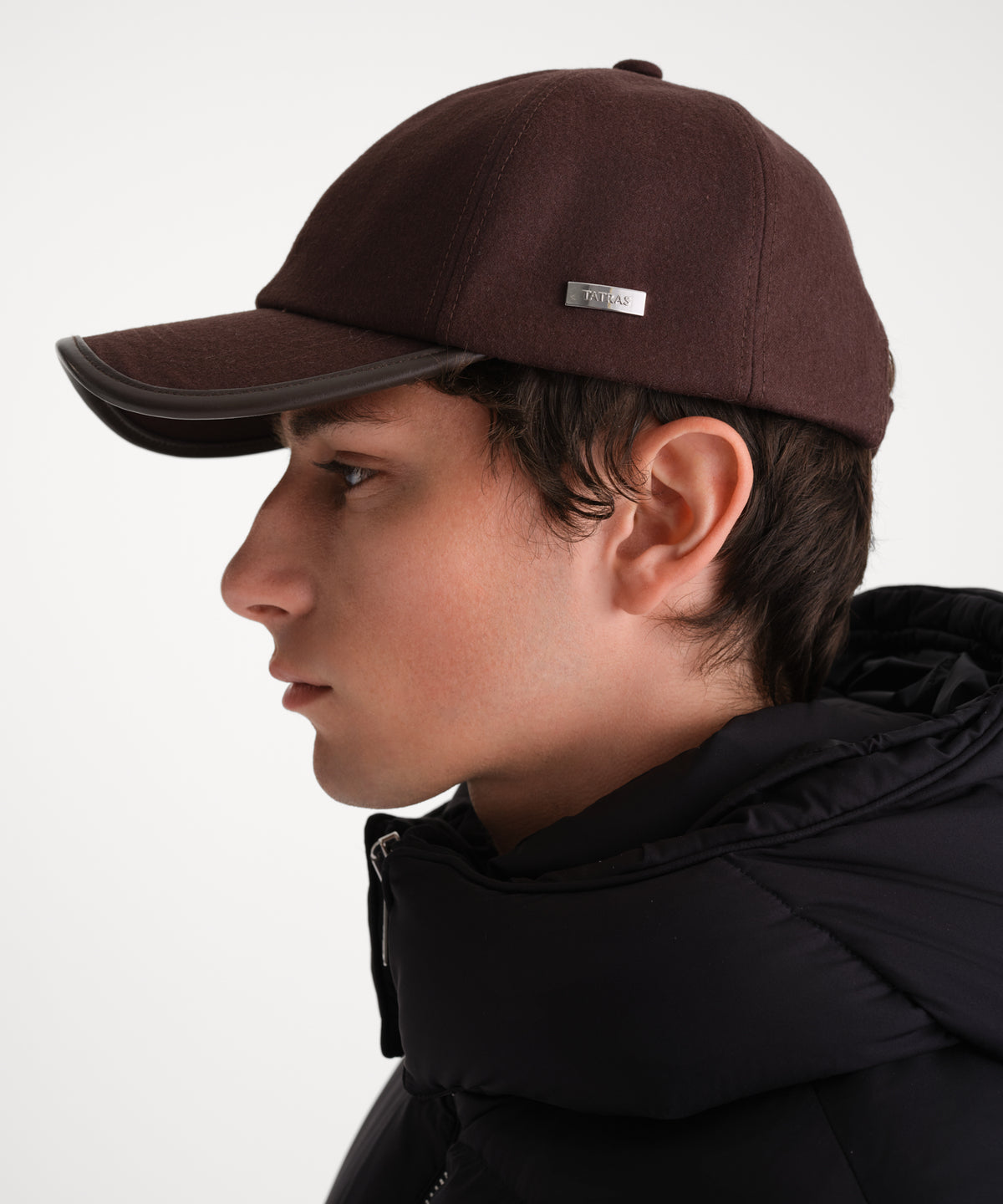Il modello è alto 185 cm e indossa una taglia unica in MARRONE.