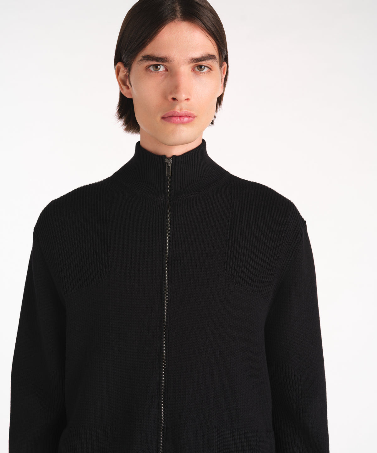 Il modello è alto 188 cm e indossa una taglia 3 in NERO.