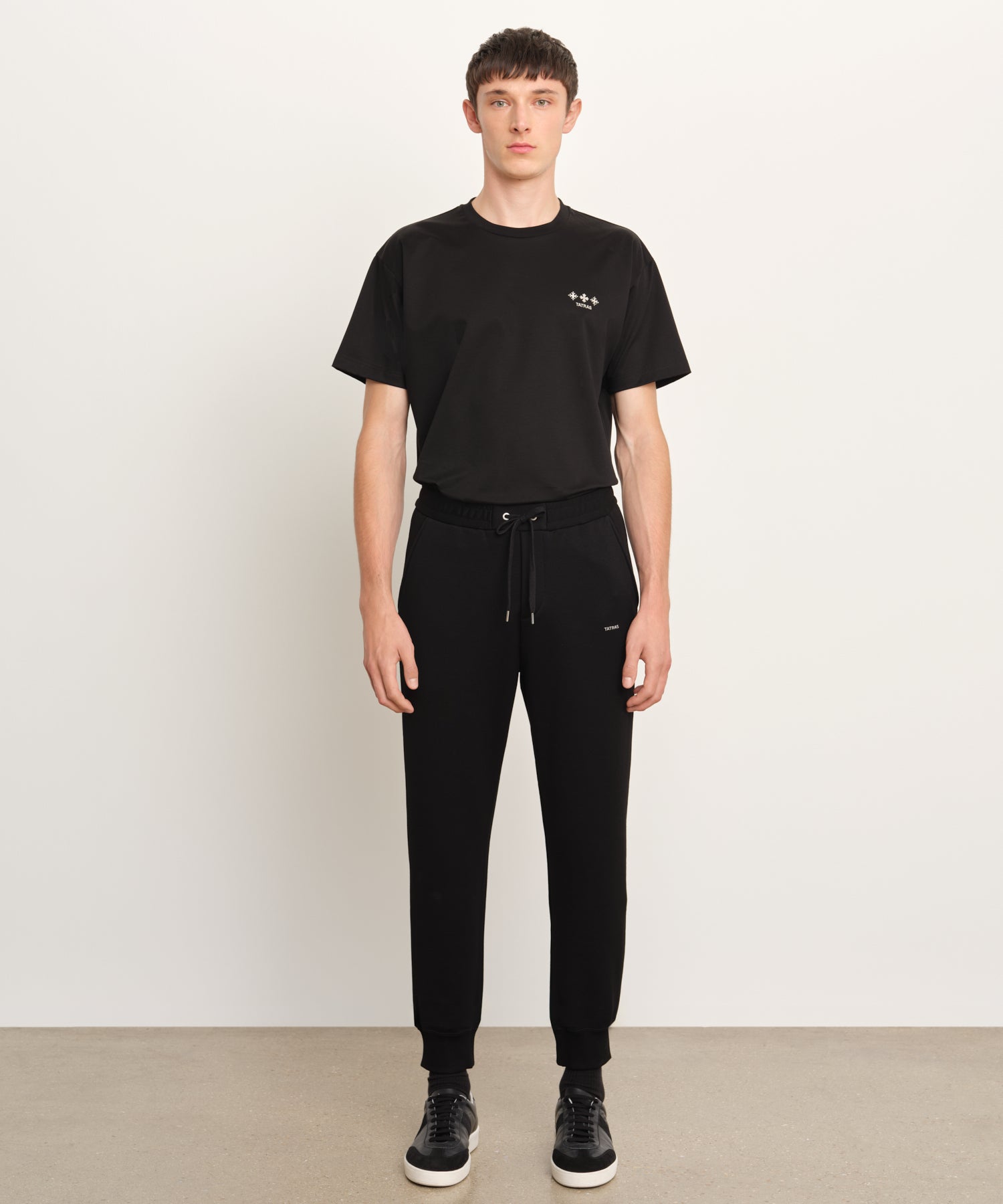 The model is 189 cm tall and is wearing a size 3 in Black.