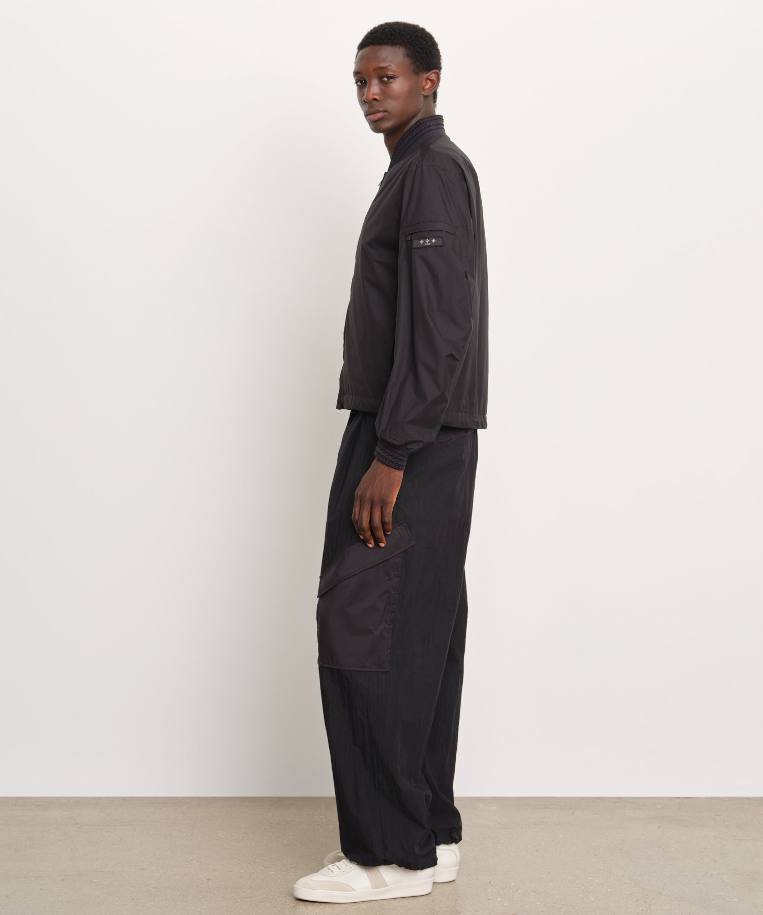 The model is 189 cm tall and is wearing a size 3 in Black.