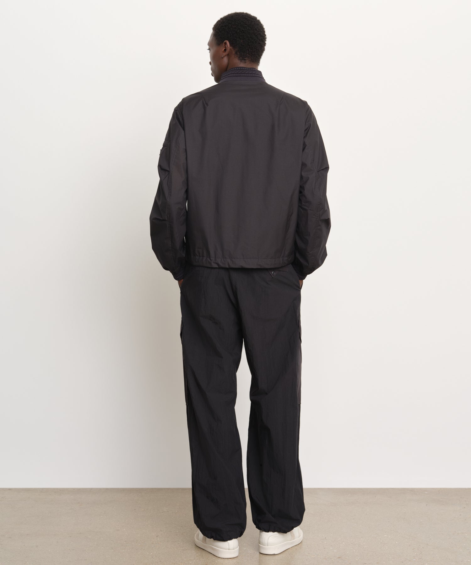 The model is 189 cm tall and is wearing a size 3 in Black.