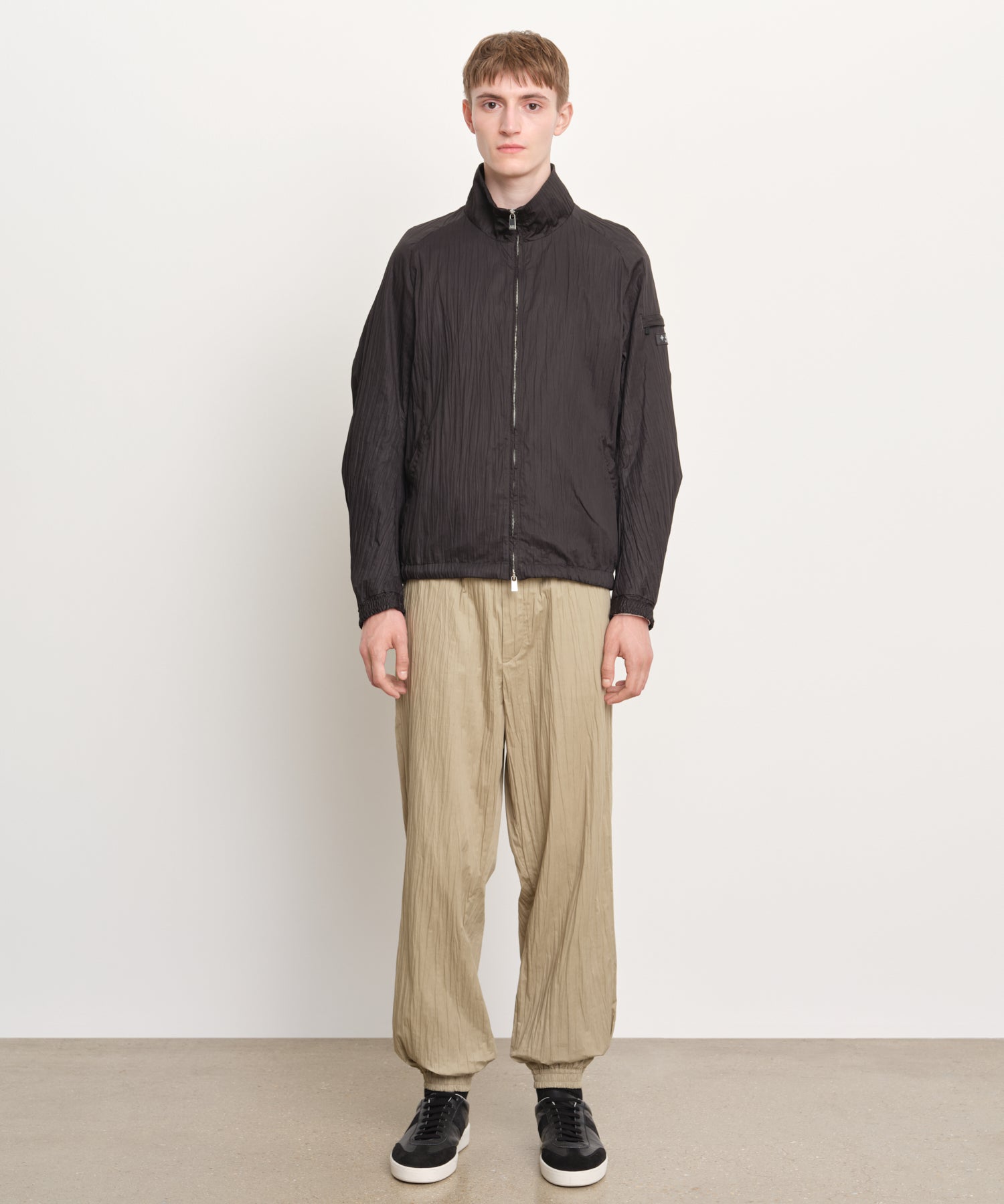 The model is 189 cm tall and is wearing a size 3 in Black.