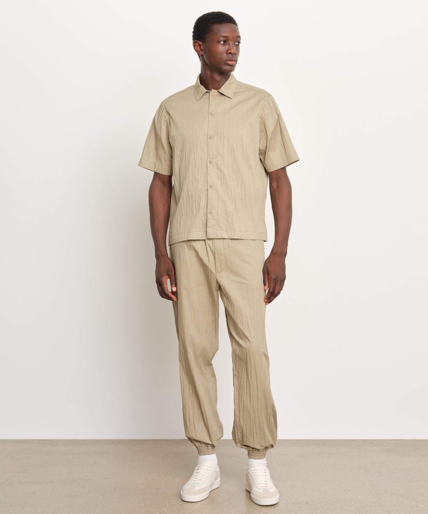 The model is 189 cm tall and is wearing a size 3 in Beige.